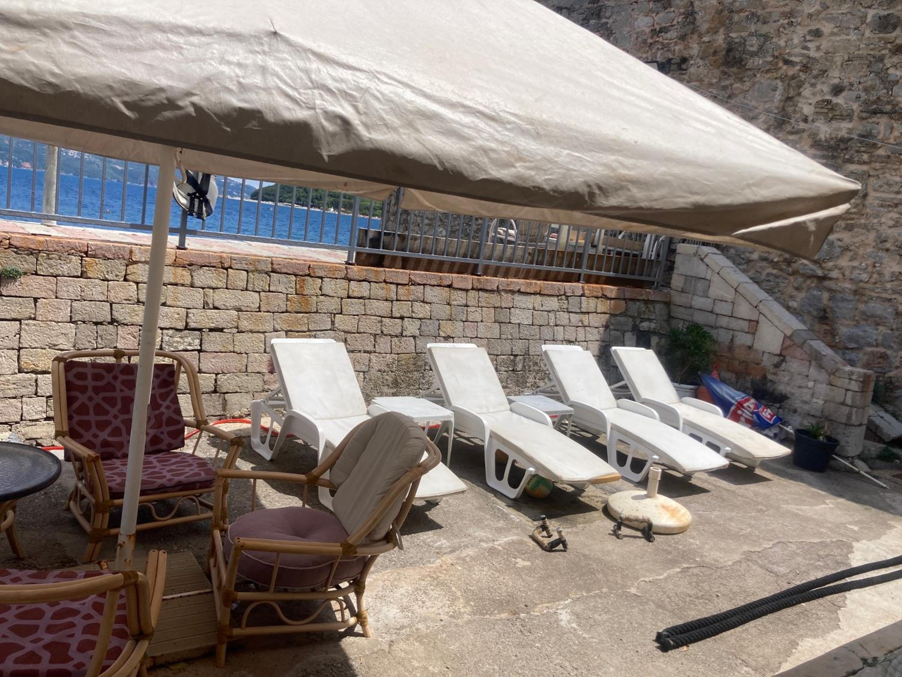 Plaža Stari Grad Budva pjena od mora Beach Apartman