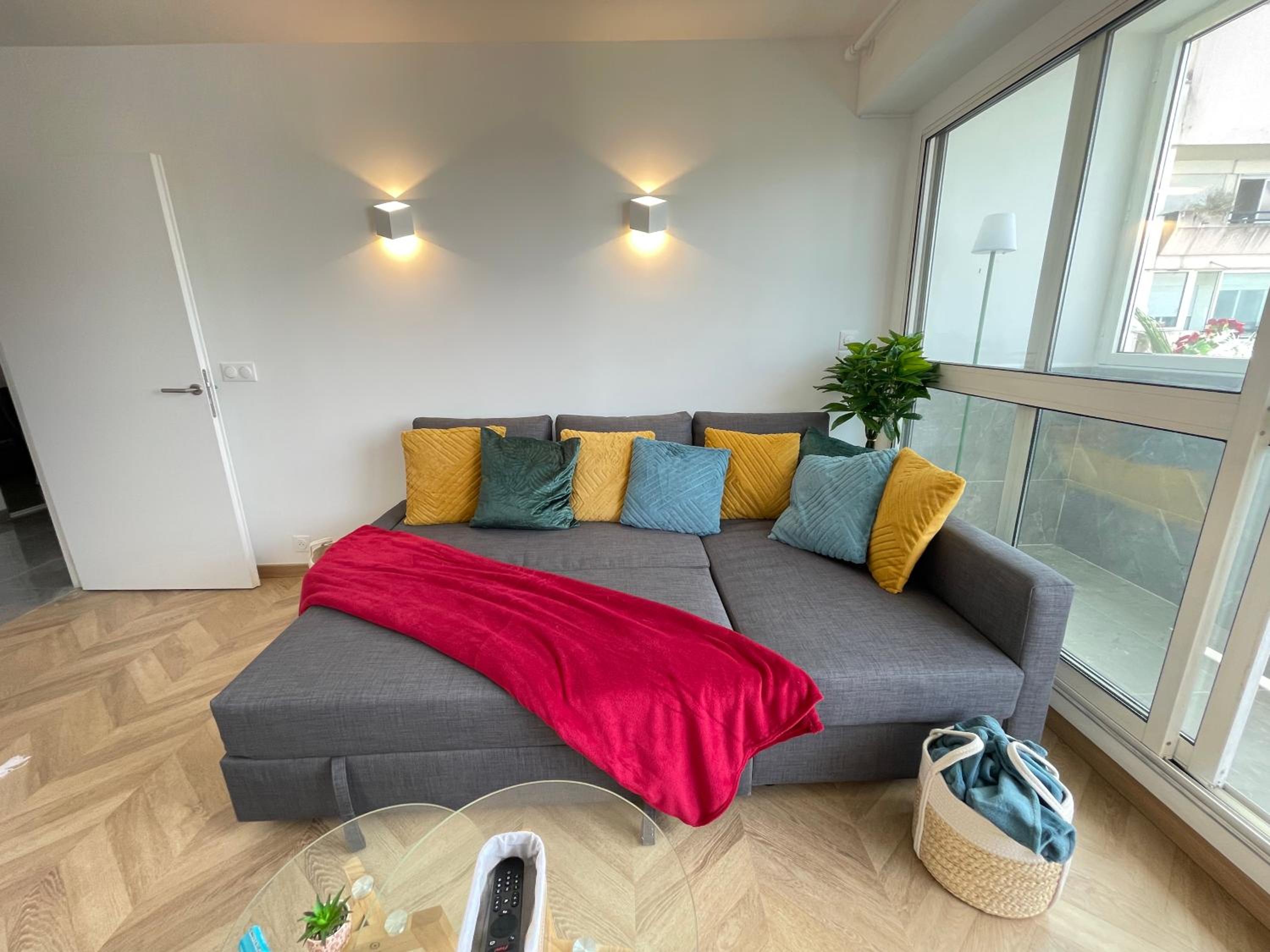 PARIS PANTIN Magnifique Appartement 4 pièces de 108m2 avec 2 PARKING intérieur - très cosy pour 1 à 12 personnes - Entièrement refait à neuf ENTIRE APARTME