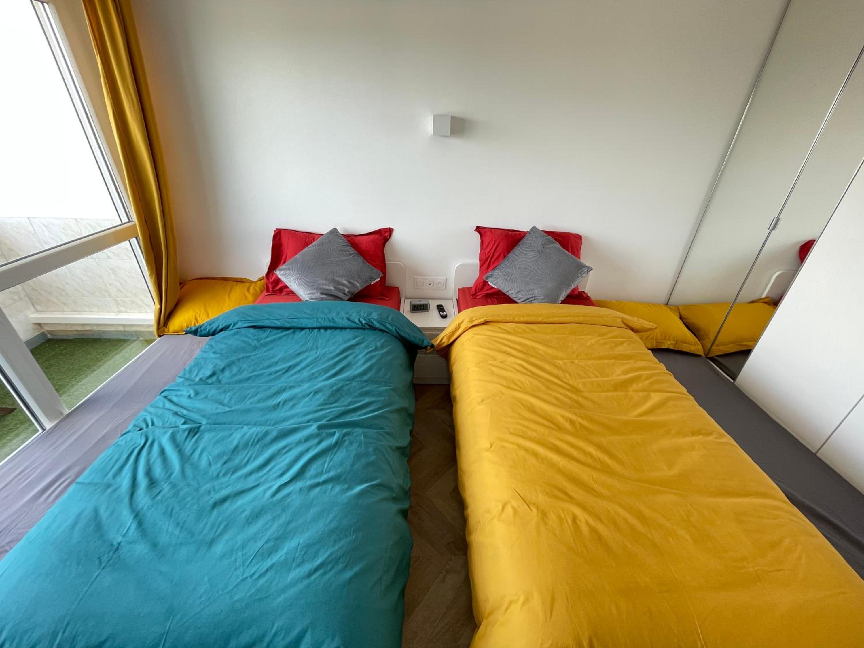 PARIS PANTIN Magnifique Appartement 4 pièces de 108m2 avec 2 PARKING intérieur - très cosy pour 1 à 12 personnes - Entièrement refait à neuf ENTIRE APARTME