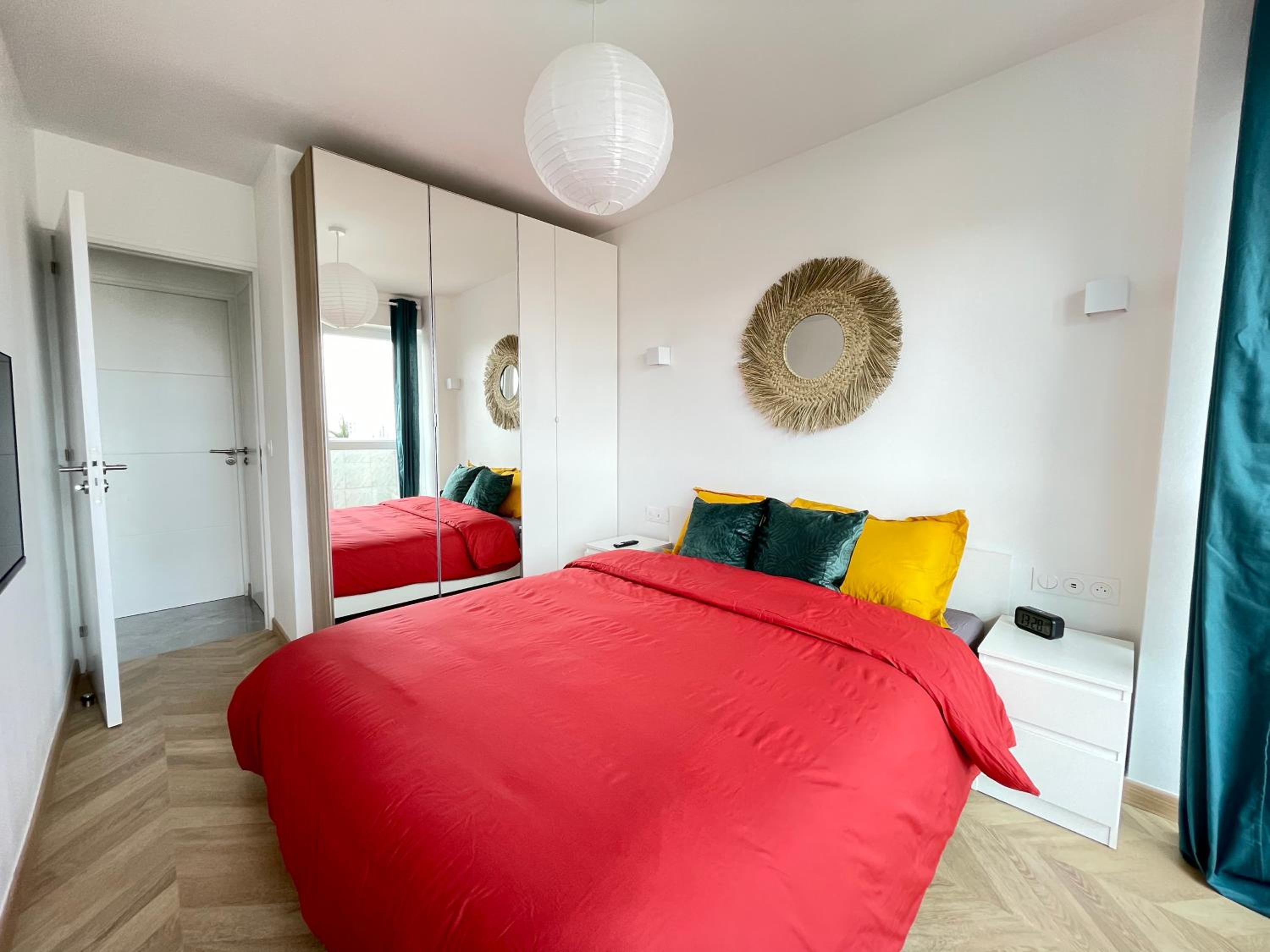 PARIS PANTIN Magnifique Appartement 4 pièces de 108m2 avec 2 PARKING intérieur - très cosy pour 1 à 12 personnes - Entièrement refait à neuf ENTIRE APARTME
