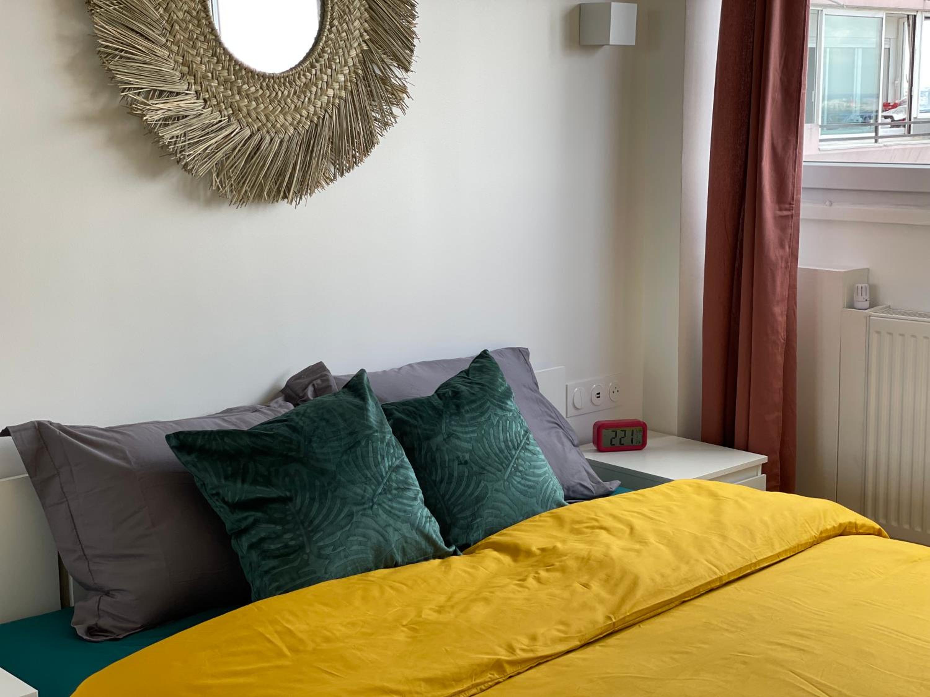PARIS PANTIN Magnifique Appartement 4 pièces de 108m2 avec 2 PARKING intérieur - très cosy pour 1 à 12 personnes - Entièrement refait à neuf ENTIRE APARTME