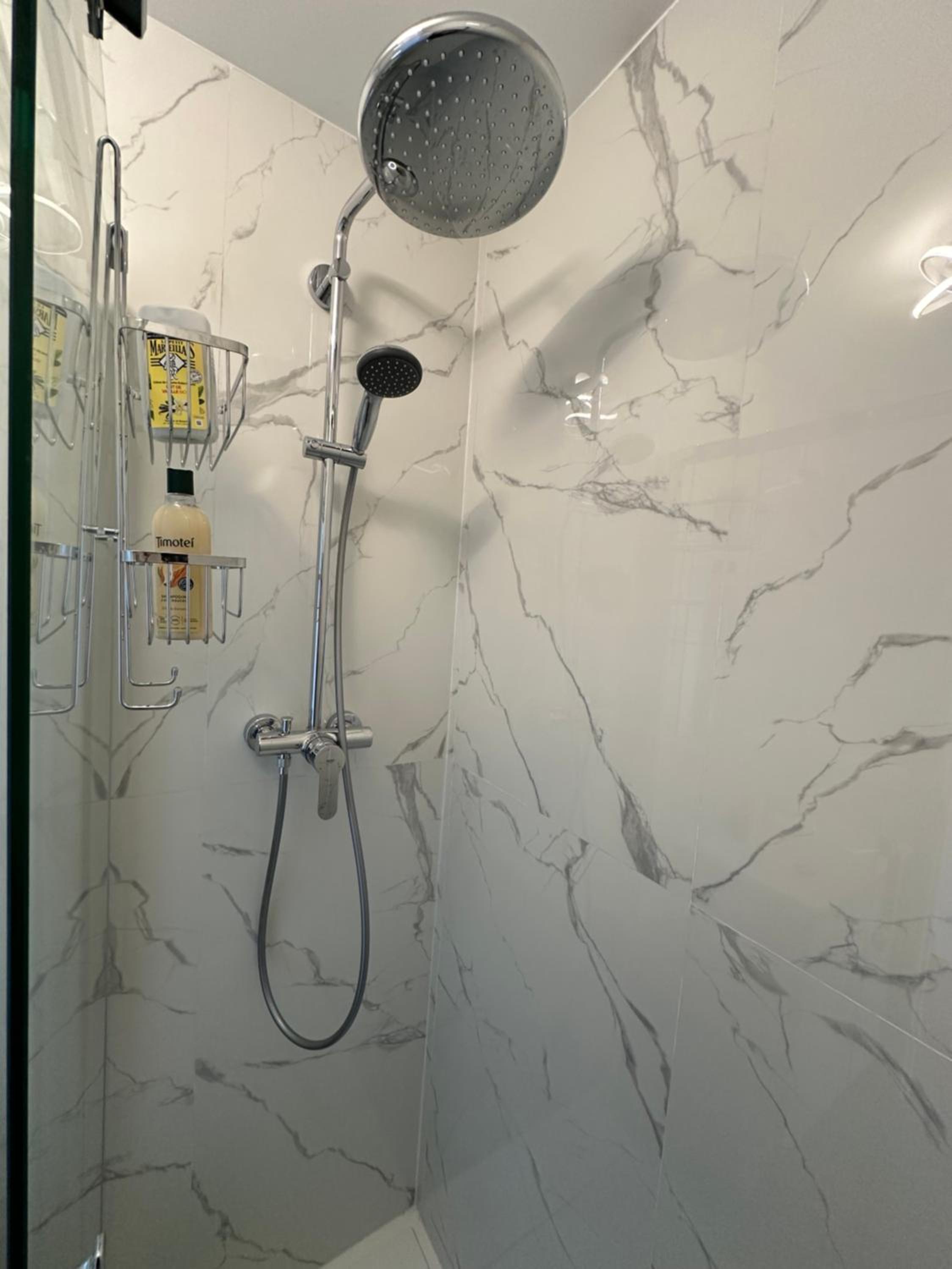 PARIS PANTIN Magnifique Appartement 4 pièces de 108m2 avec 2 PARKING intérieur - très cosy pour 1 à 12 personnes - Entièrement refait à neuf ENTIRE APARTME