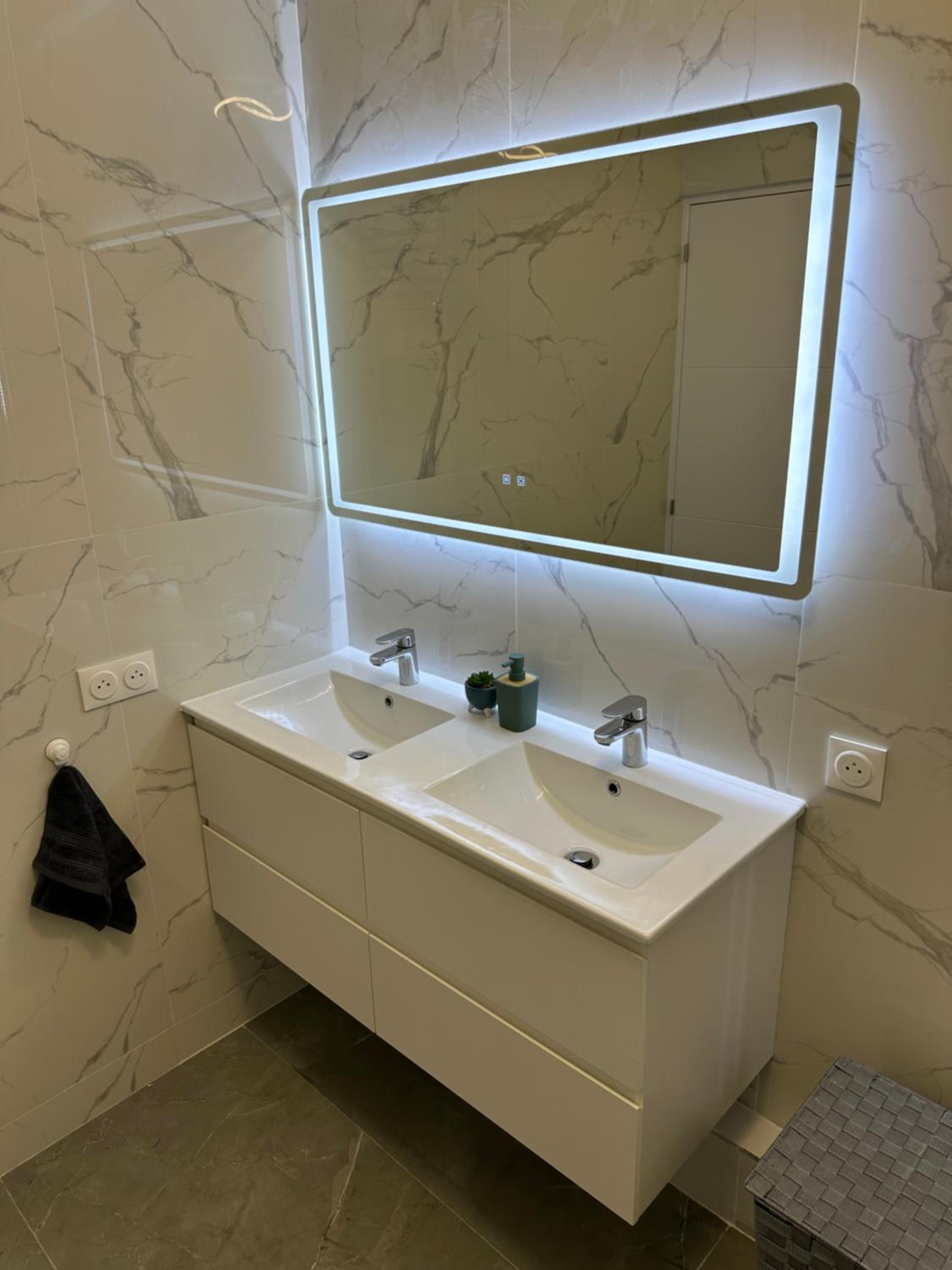PARIS PANTIN Magnifique Appartement 4 pièces de 108m2 avec 2 PARKING intérieur - très cosy pour 1 à 12 personnes - Entièrement refait à neuf ENTIRE APARTME