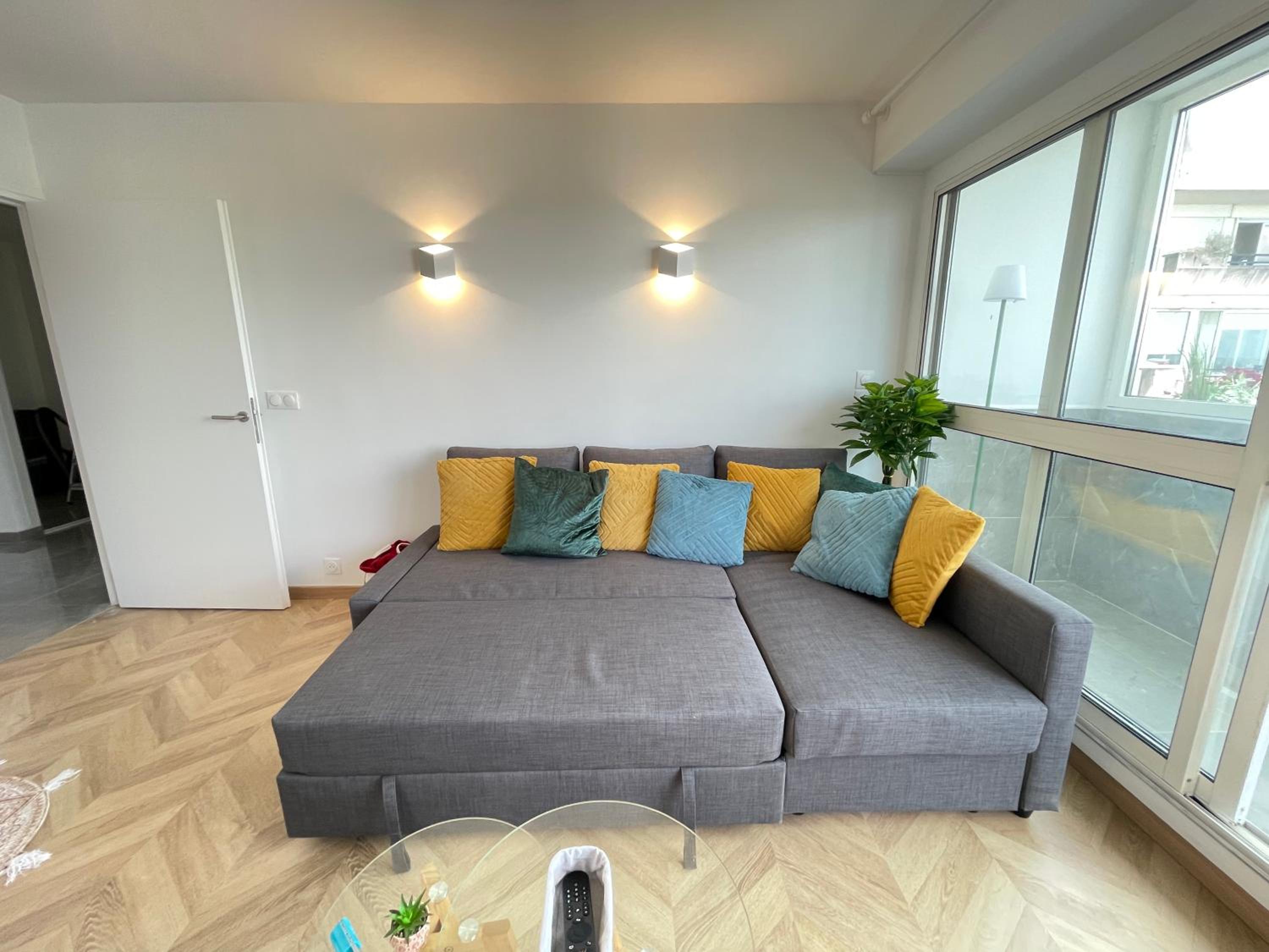 PARIS PANTIN Magnifique Appartement 4 pièces de 108m2 avec 2 PARKING intérieur - très cosy pour 1 à 12 personnes - Entièrement refait à neuf ENTIRE APARTME