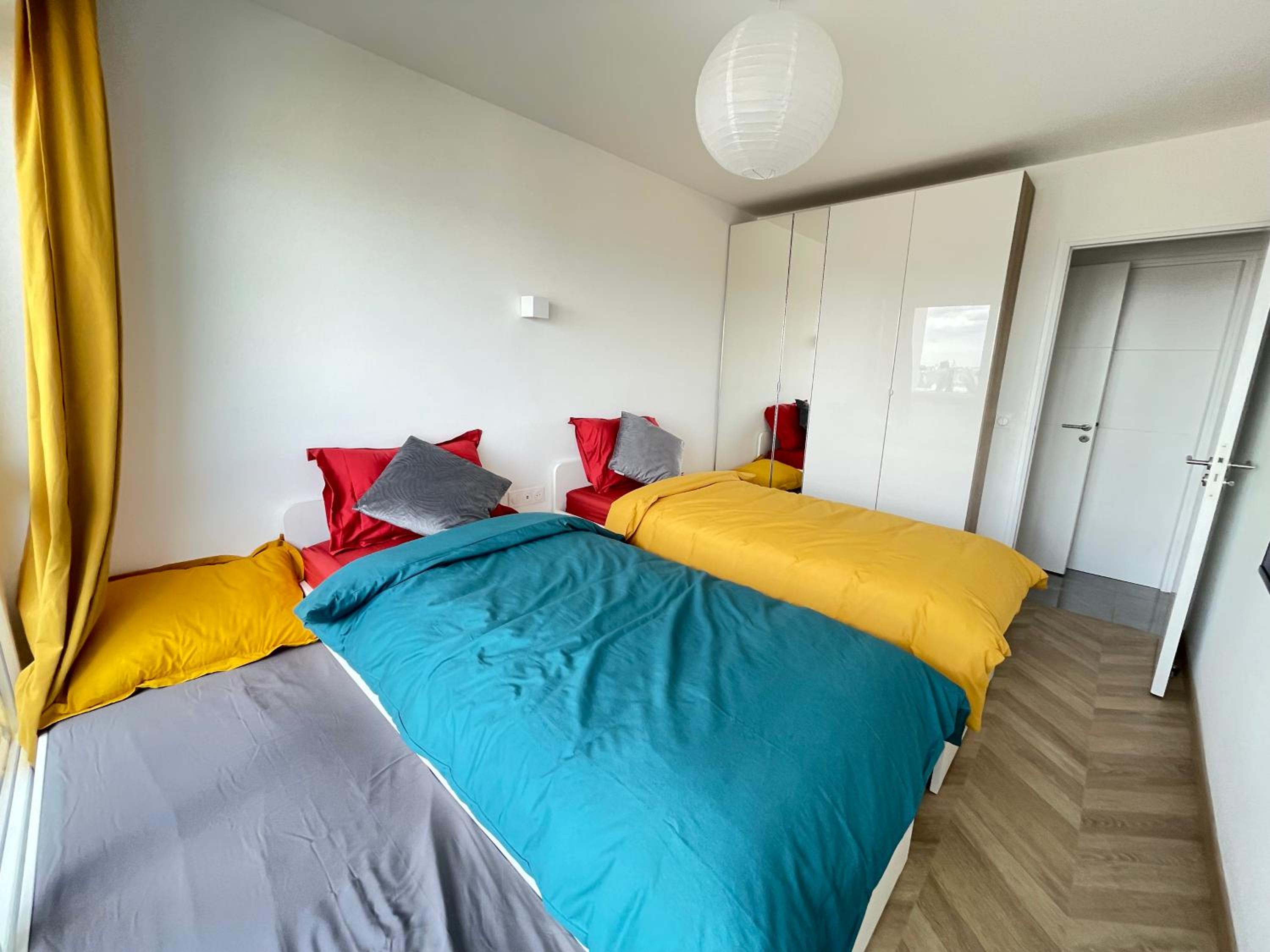 PARIS PANTIN Magnifique Appartement 4 pièces de 108m2 avec 2 PARKING intérieur - très cosy pour 1 à 12 personnes - Entièrement refait à neuf ENTIRE APARTME