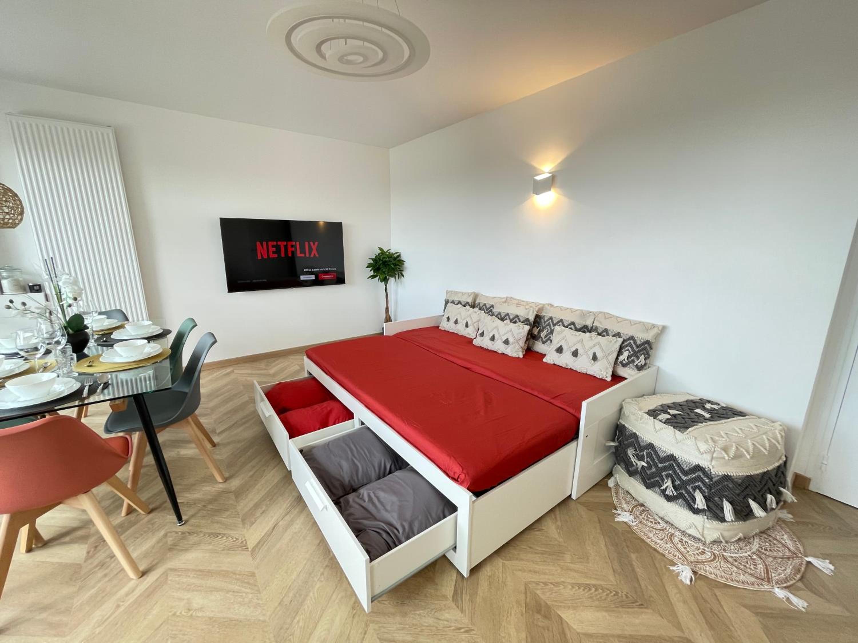 PARIS PANTIN Magnifique Appartement 4 pièces de 108m2 avec 2 PARKING intérieur - très cosy pour 1 à 12 personnes - Entièrement refait à neuf ENTIRE APARTME