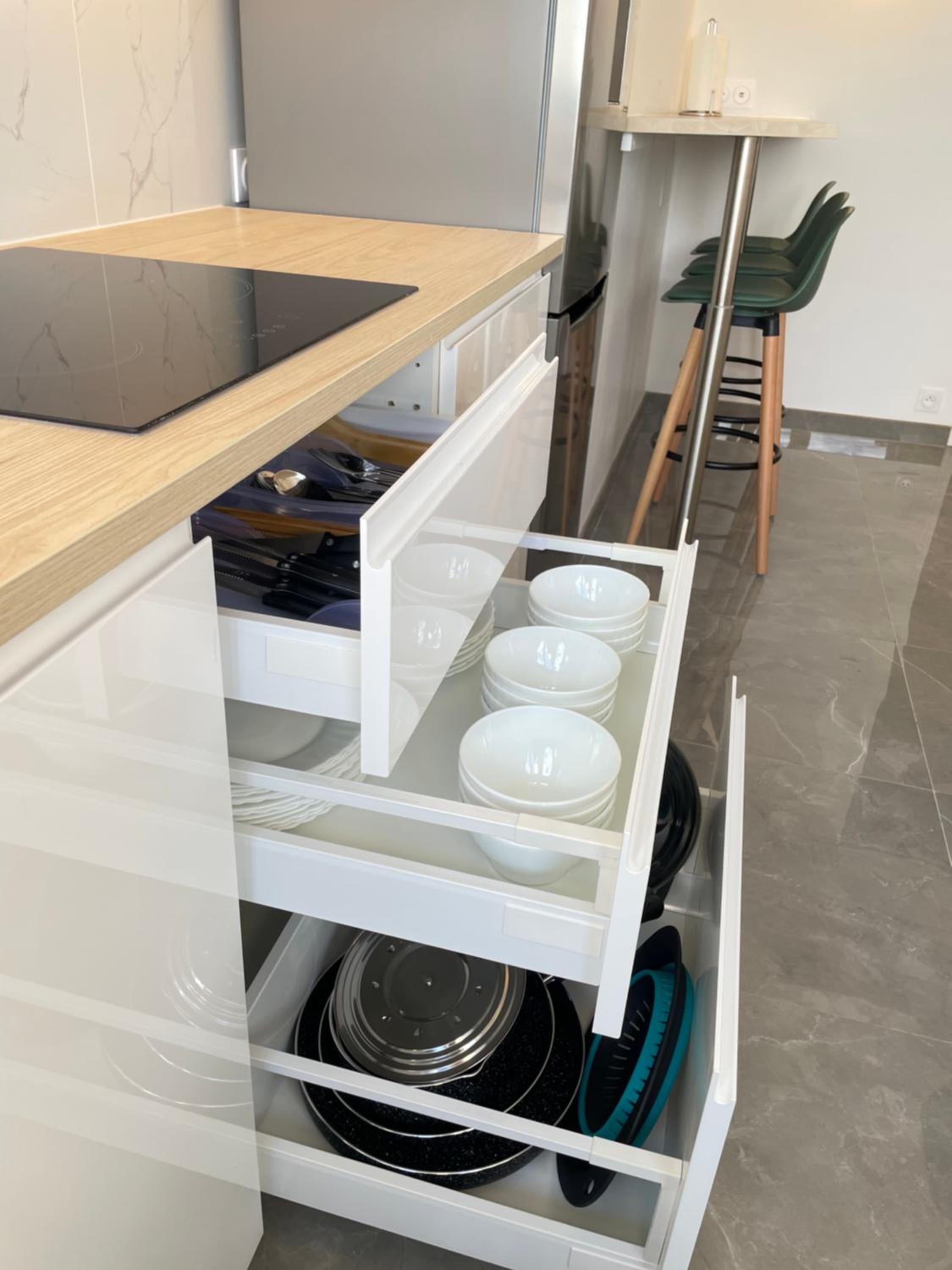 PARIS PANTIN Magnifique Appartement 4 pièces de 108m2 avec 2 PARKING intérieur - très cosy pour 1 à 12 personnes - Entièrement refait à neuf ENTIRE APARTME
