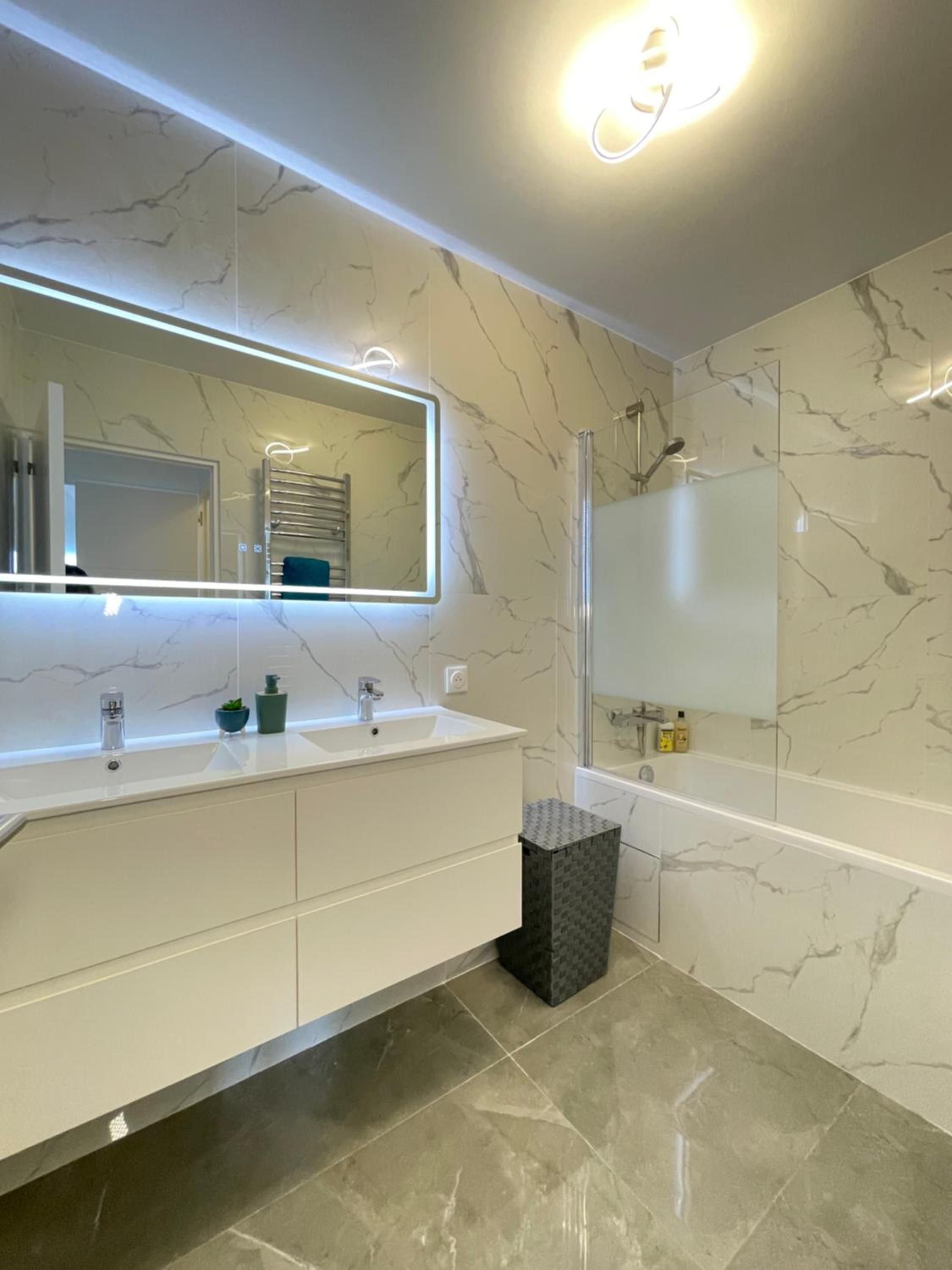 PARIS PANTIN Magnifique Appartement 4 pièces de 108m2 avec 2 PARKING intérieur - très cosy pour 1 à 12 personnes - Entièrement refait à neuf ENTIRE APARTME