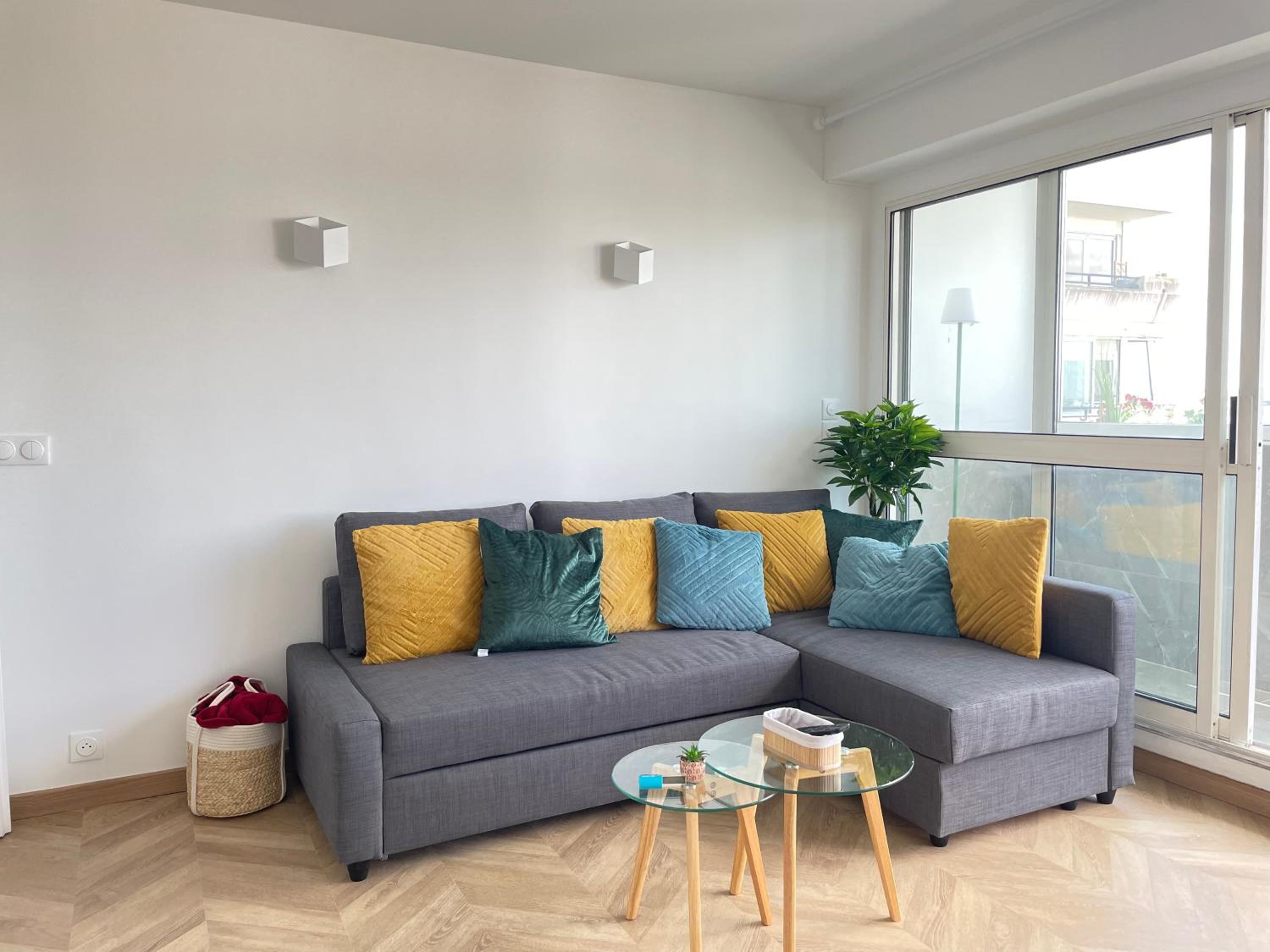 PARIS PANTIN Magnifique Appartement 4 pièces de 108m2 avec 2 PARKING intérieur - très cosy pour 1 à 12 personnes - Entièrement refait à neuf ENTIRE APARTME