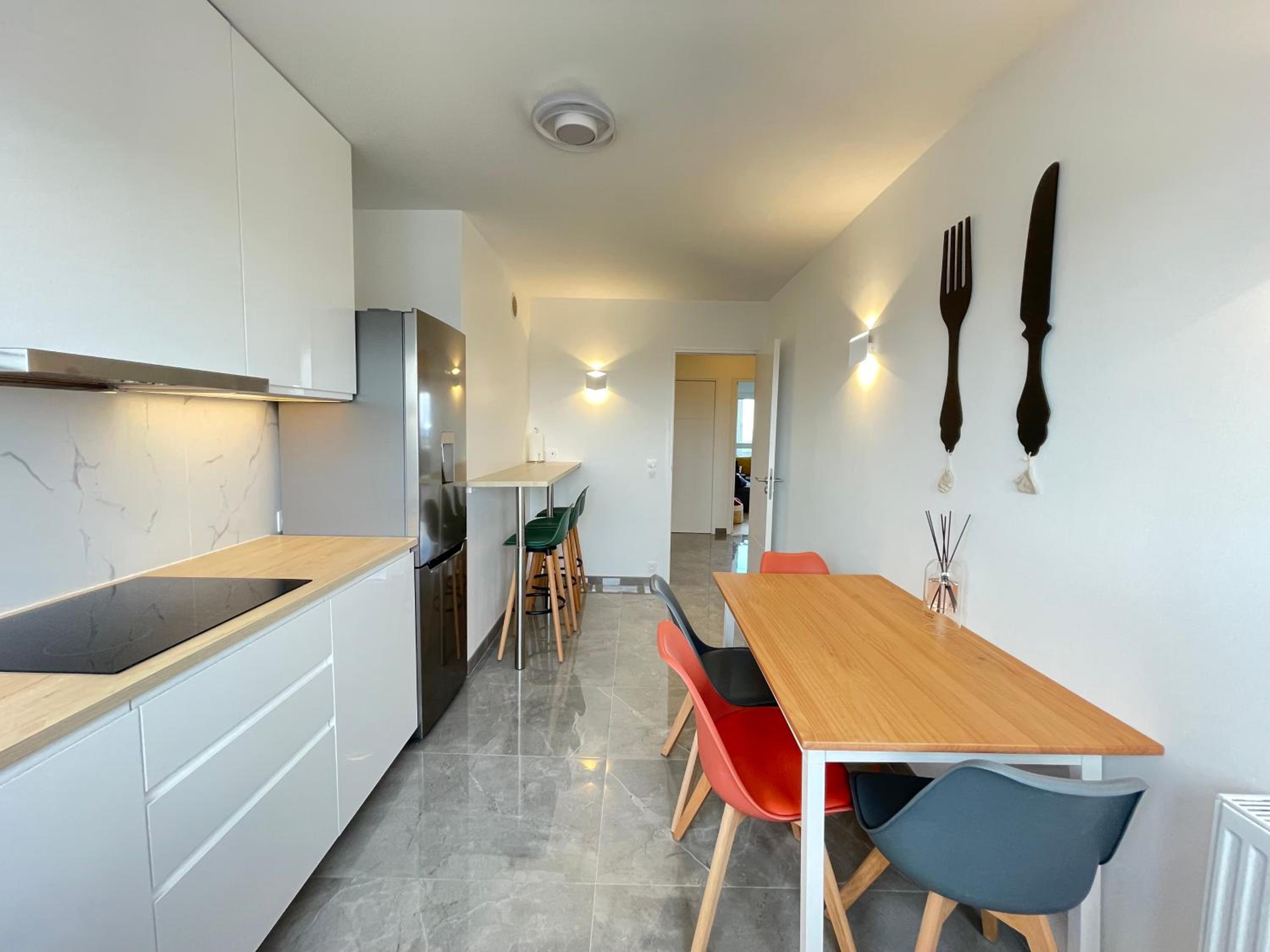 PARIS PANTIN Magnifique Appartement 4 pièces de 108m2 avec 2 PARKING intérieur - très cosy pour 1 à 12 personnes - Entièrement refait à neuf ENTIRE APARTME
