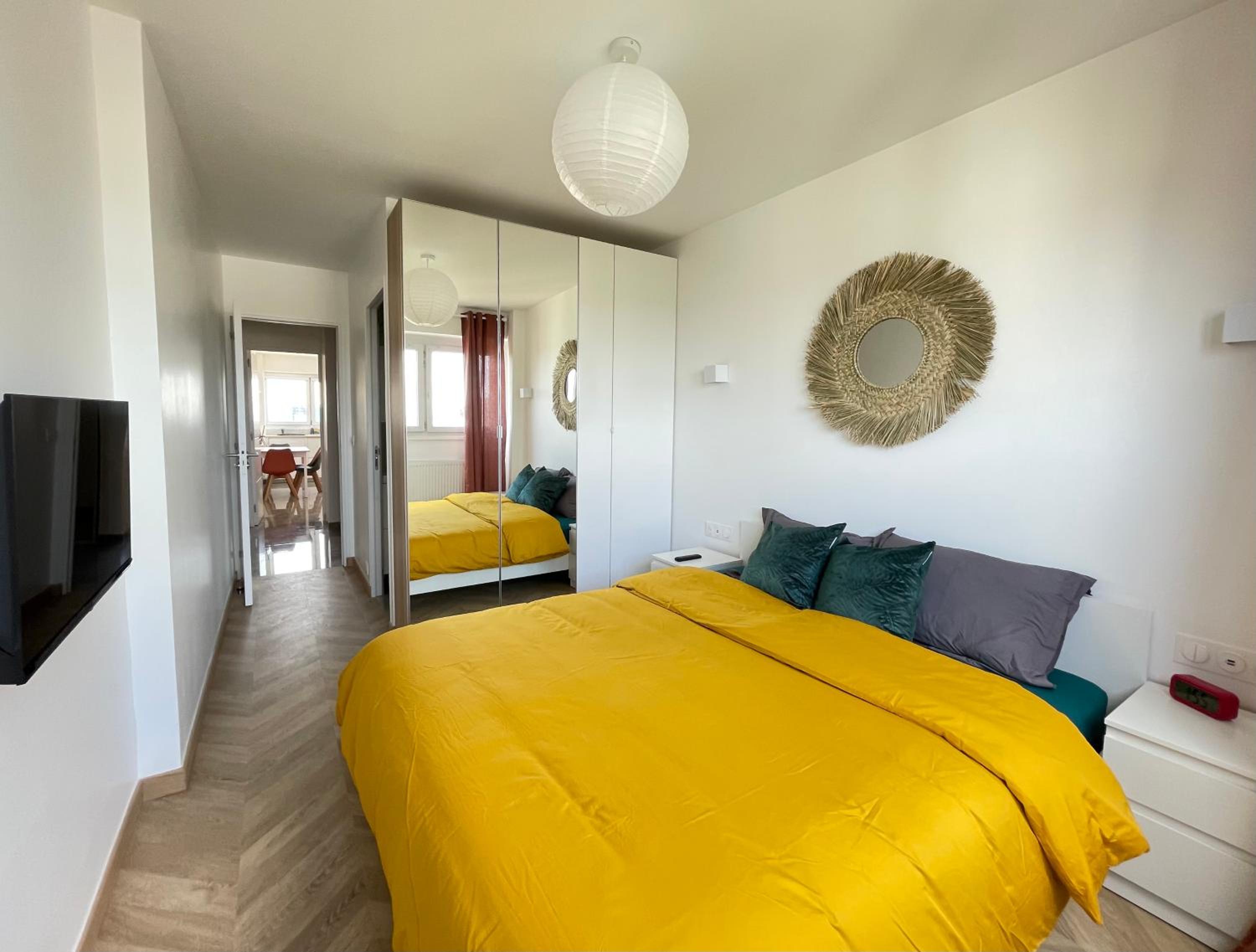 PARIS PANTIN Magnifique Appartement 4 pièces de 108m2 avec 2 PARKING intérieur - très cosy pour 1 à 12 personnes - Entièrement refait à neuf ENTIRE APARTME