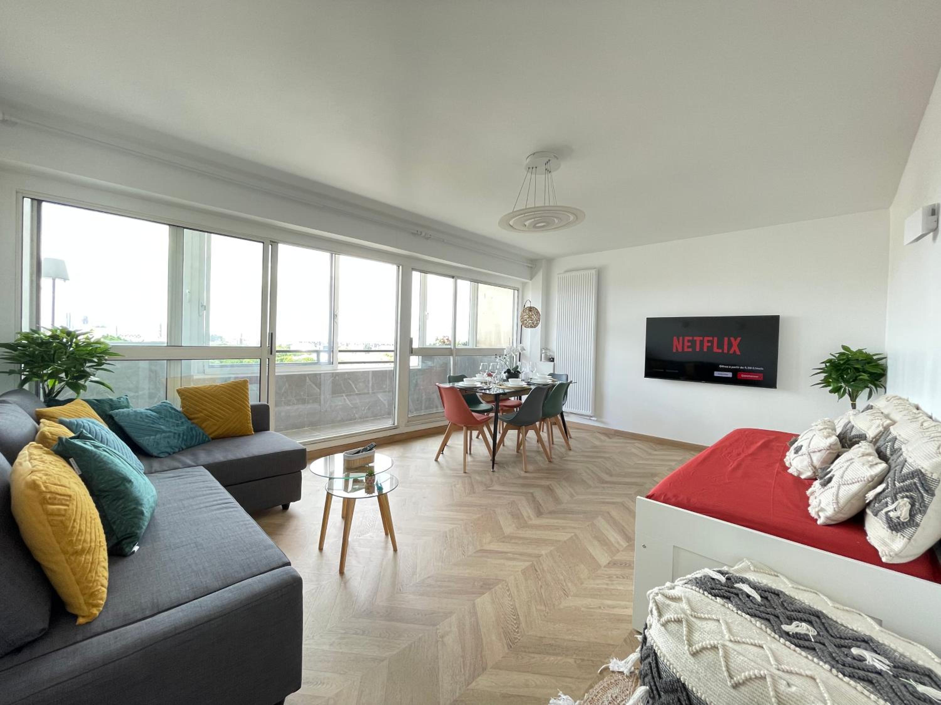 PARIS PANTIN Magnifique Appartement 4 pièces de 108m2 avec 2 PARKING intérieur - très cosy pour 1 à 12 personnes - Entièrement refait à neuf ENTIRE APARTME