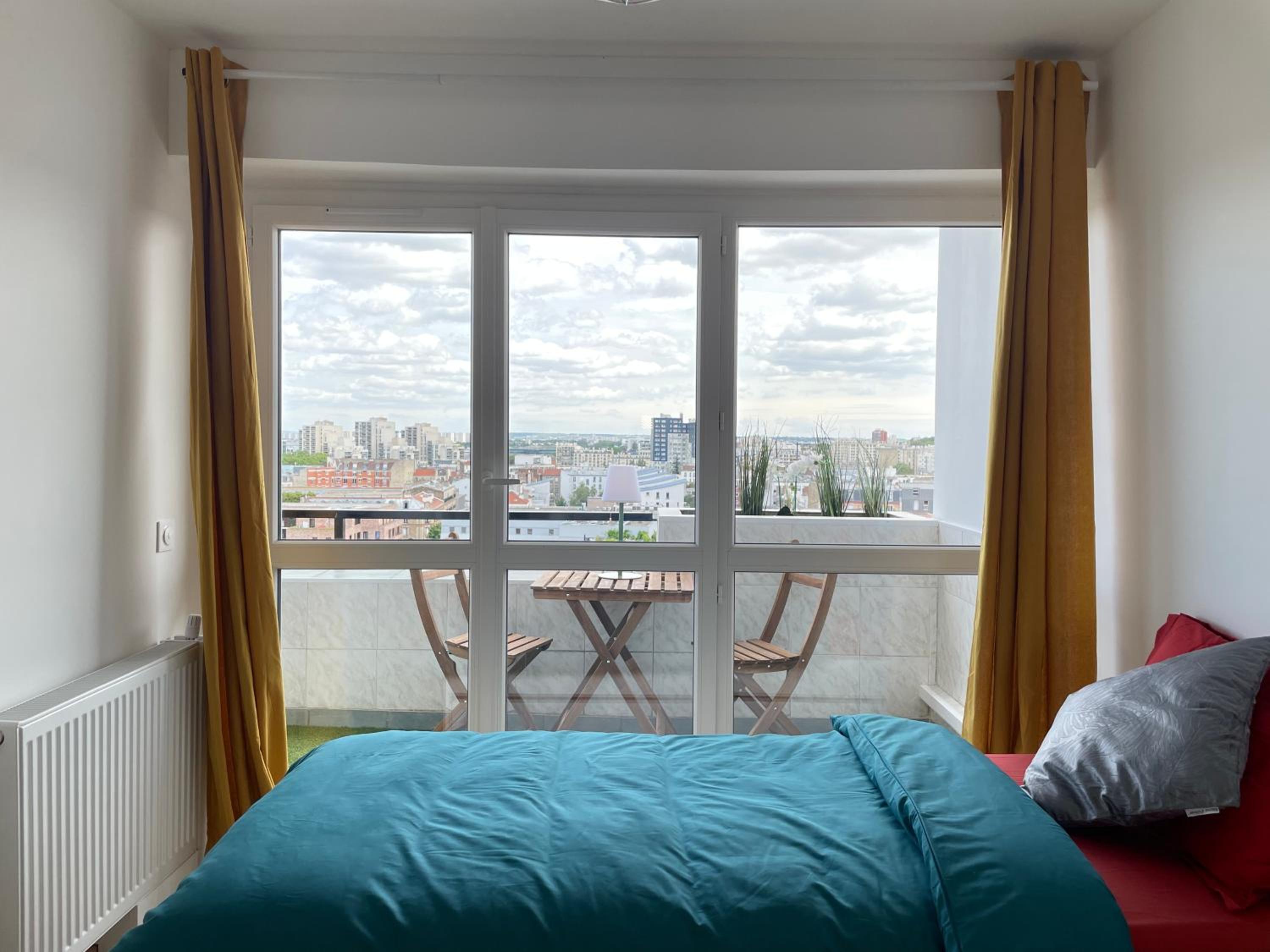 PARIS PANTIN Magnifique Appartement 4 pièces de 108m2 avec 2 PARKING intérieur - très cosy pour 1 à 12 personnes - Entièrement refait à neuf ENTIRE APARTME
