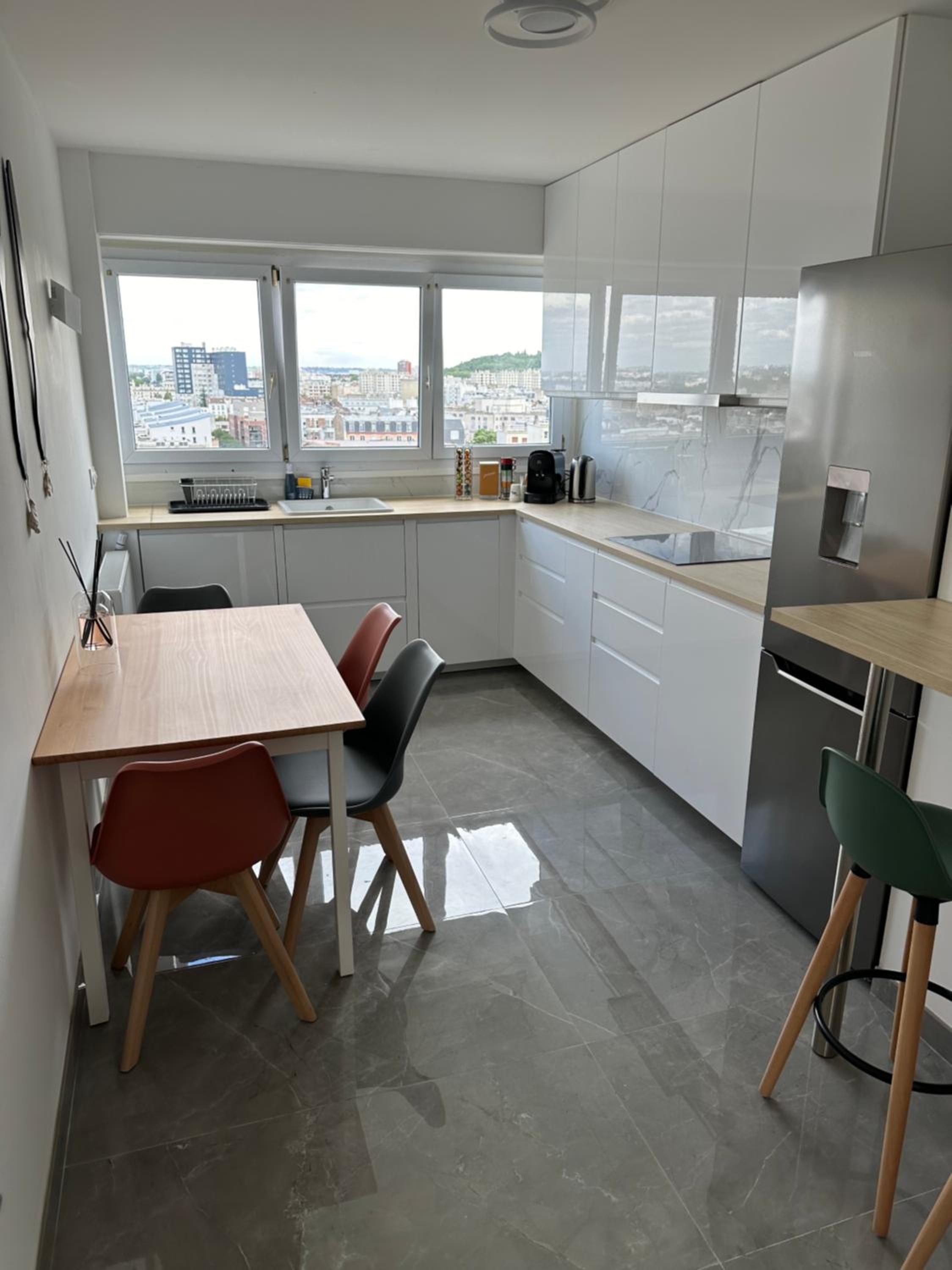 PARIS PANTIN Magnifique Appartement 4 pièces de 108m2 avec 2 PARKING intérieur - très cosy pour 1 à 12 personnes - Entièrement refait à neuf ENTIRE APARTME