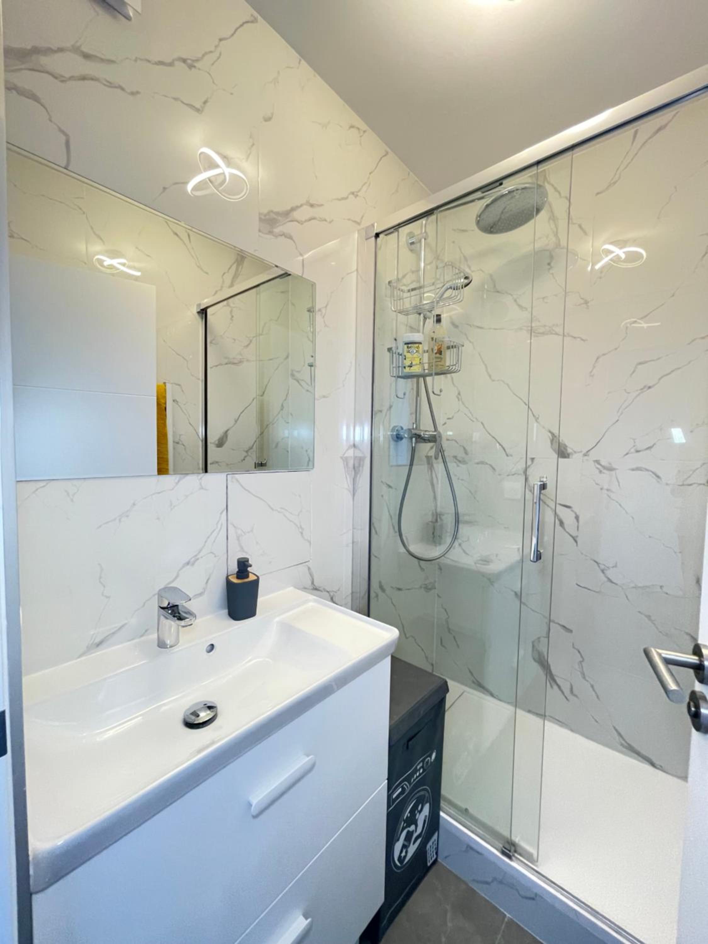 PARIS PANTIN Magnifique Appartement 4 pièces de 108m2 avec 2 PARKING intérieur - très cosy pour 1 à 12 personnes - Entièrement refait à neuf ENTIRE APARTME