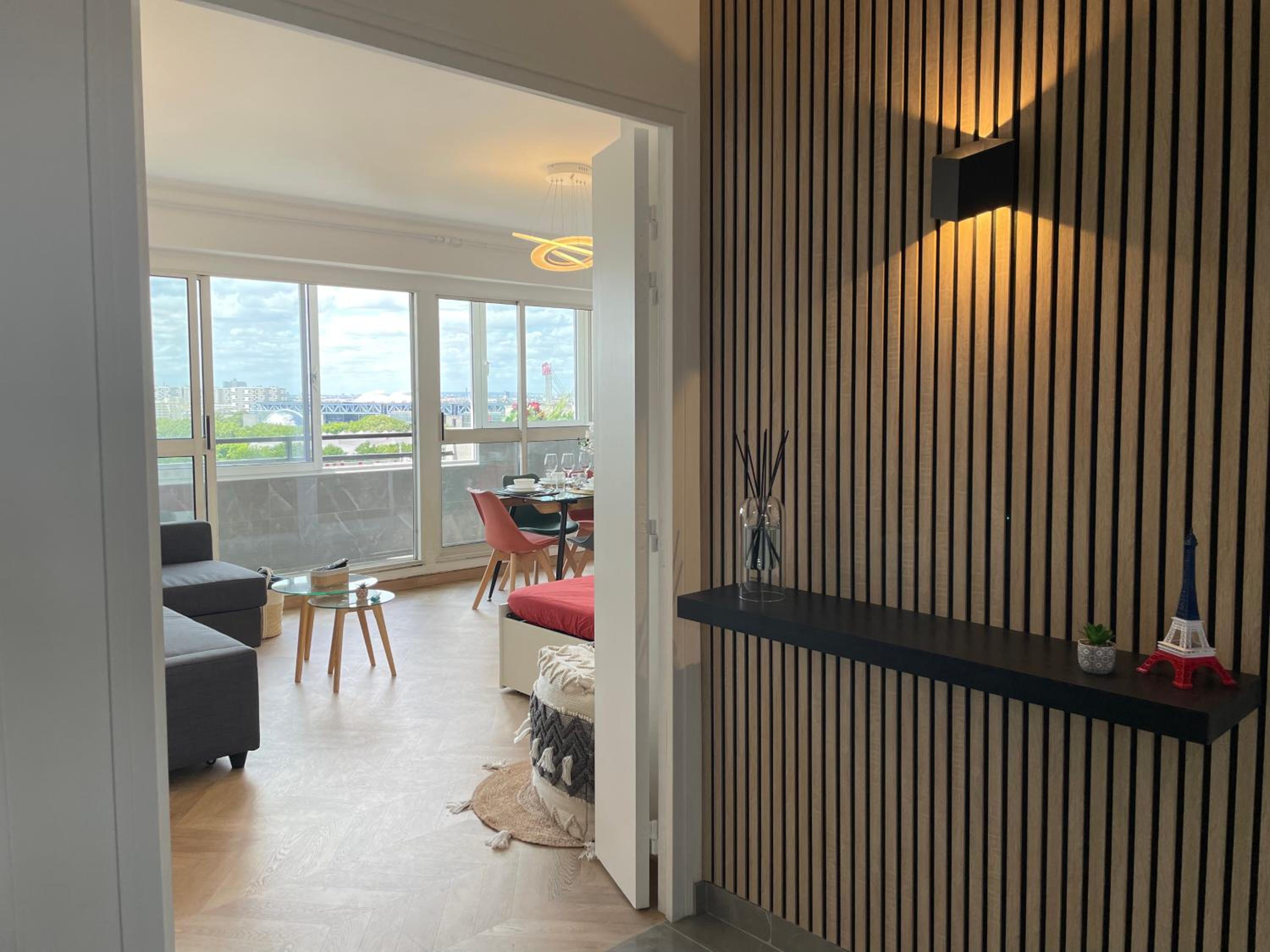 PARIS PANTIN Magnifique Appartement 4 pièces de 108m2 avec 2 PARKING intérieur - très cosy pour 1 à 12 personnes - Entièrement refait à neuf ENTIRE APARTME