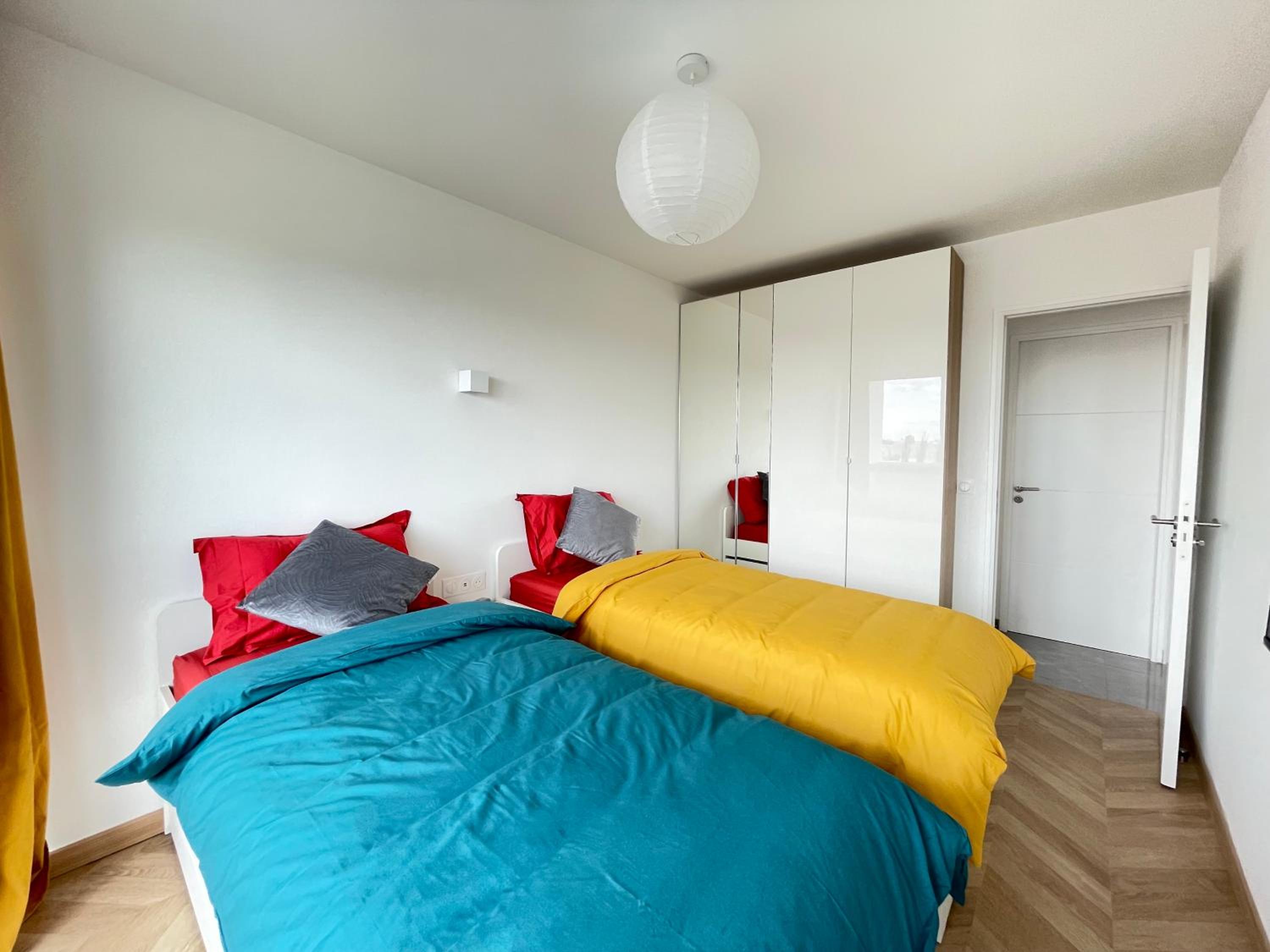 PARIS PANTIN Magnifique Appartement 4 pièces de 108m2 avec 2 PARKING intérieur - très cosy pour 1 à 12 personnes - Entièrement refait à neuf ENTIRE APARTME