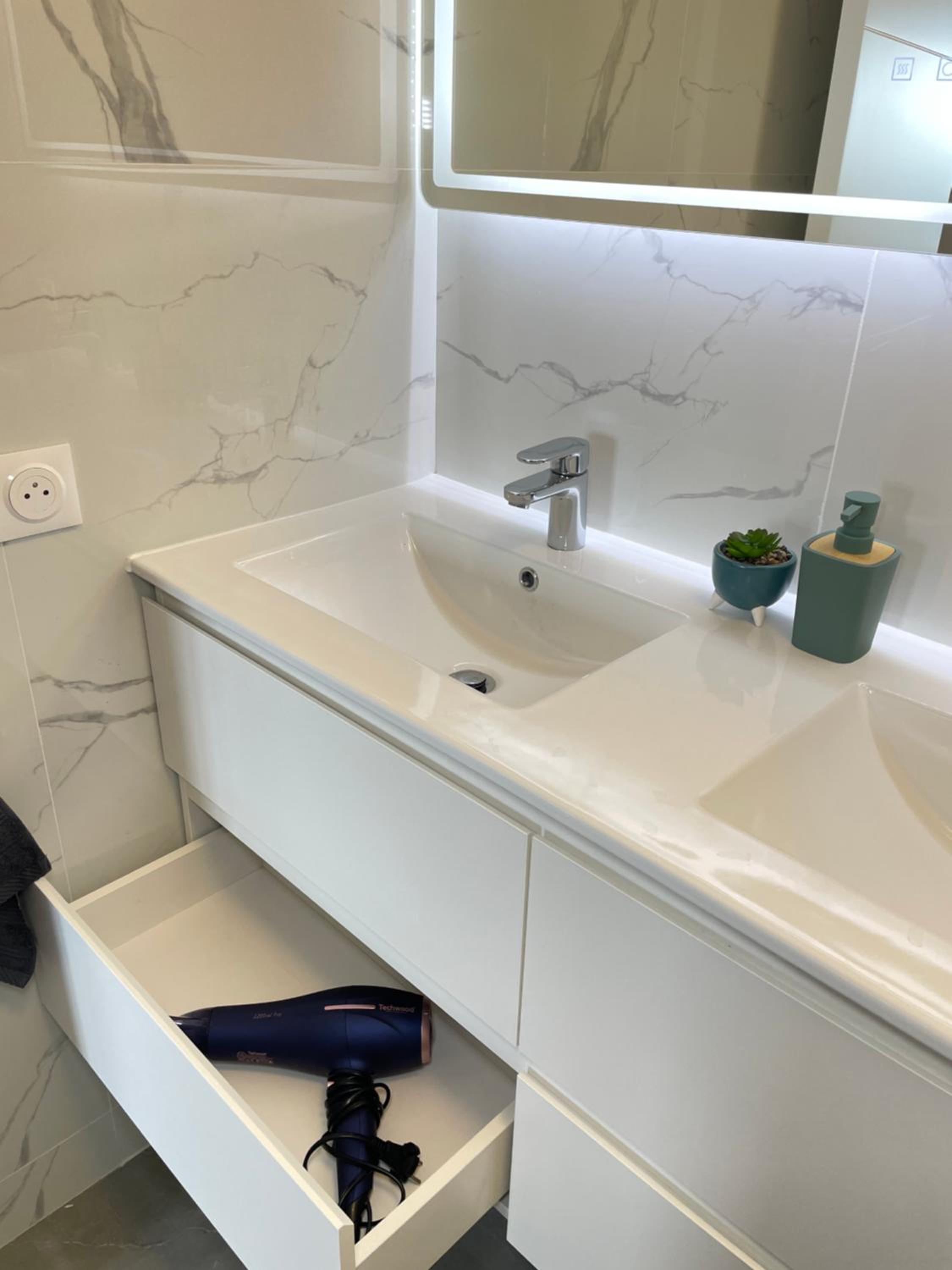 PARIS PANTIN Magnifique Appartement 4 pièces de 108m2 avec 2 PARKING intérieur - très cosy pour 1 à 12 personnes - Entièrement refait à neuf ENTIRE APARTME