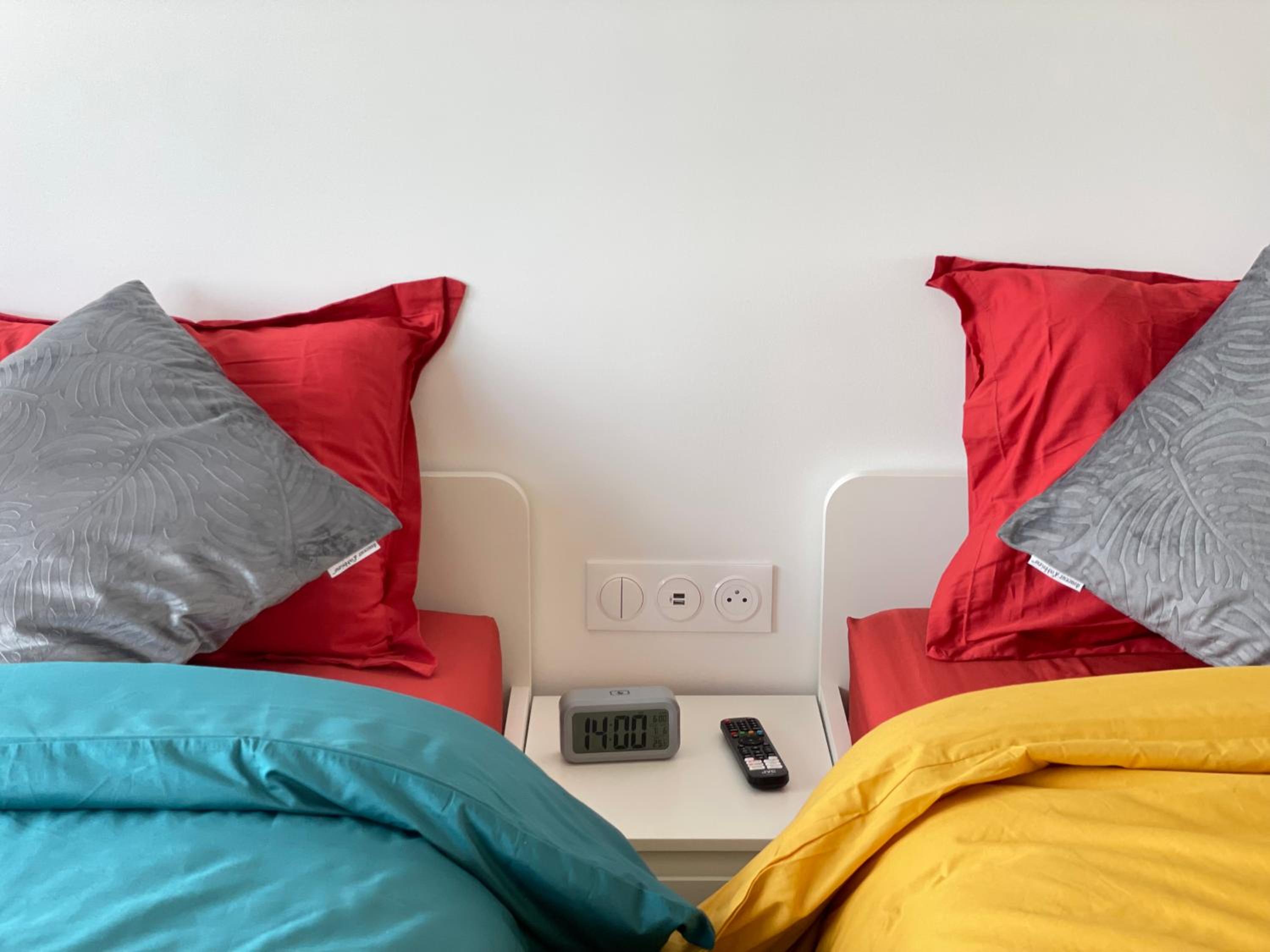 PARIS PANTIN Magnifique Appartement 4 pièces de 108m2 avec 2 PARKING intérieur - très cosy pour 1 à 12 personnes - Entièrement refait à neuf ENTIRE APARTME
