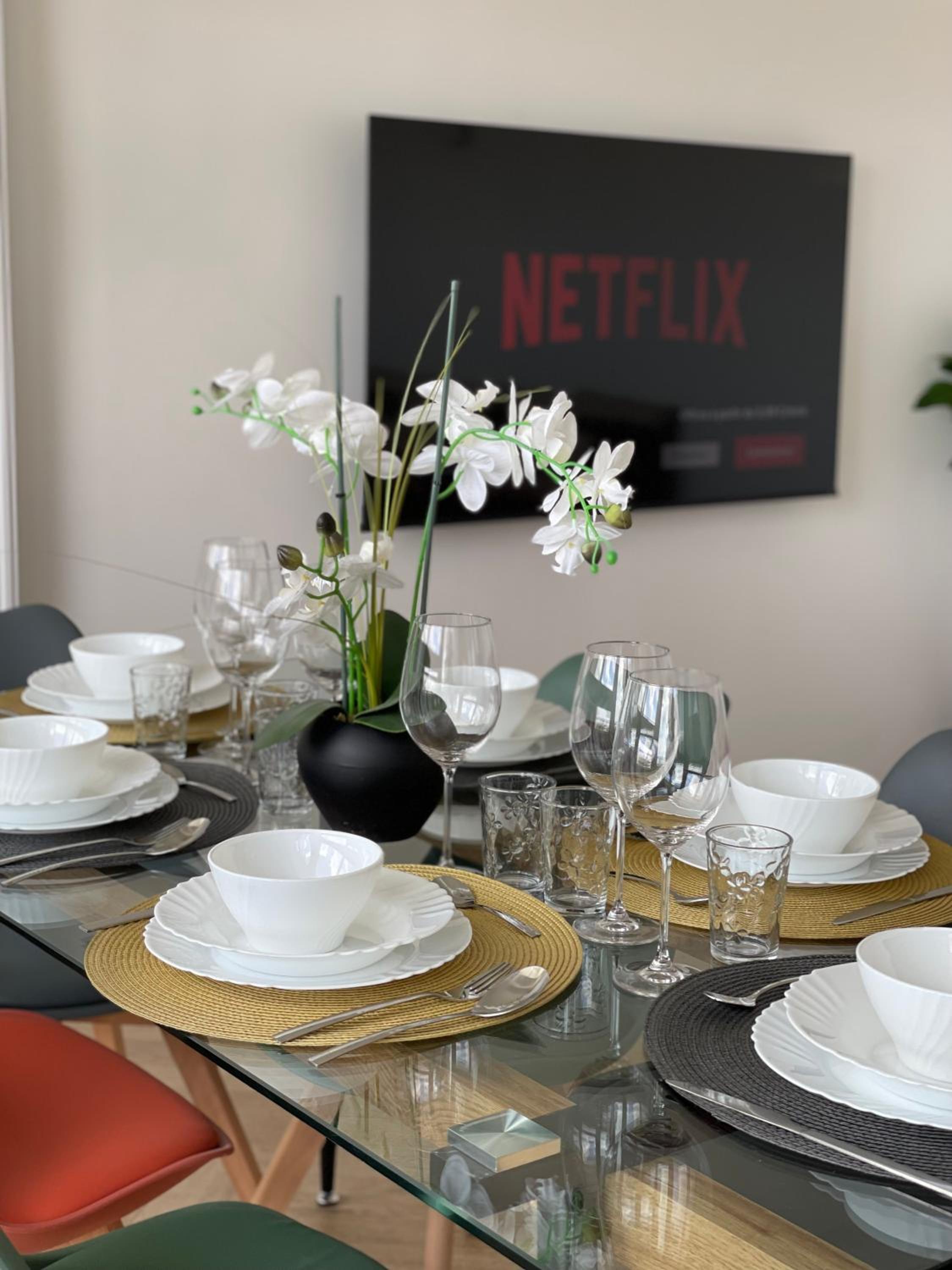 PARIS PANTIN Magnifique Appartement 4 pièces de 108m2 avec 2 PARKING intérieur - très cosy pour 1 à 12 personnes - Entièrement refait à neuf ENTIRE APARTME