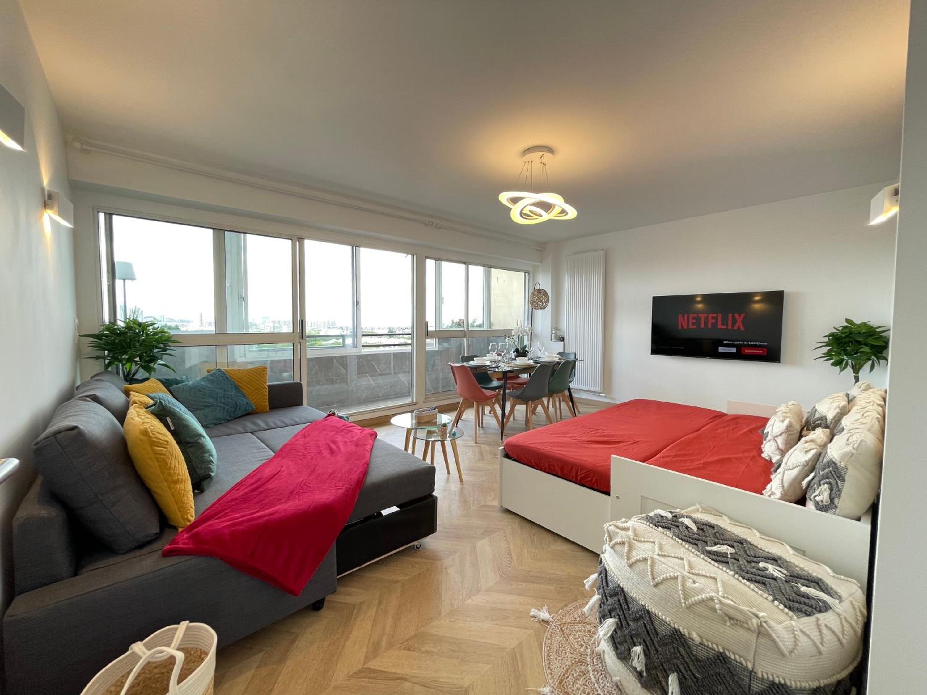 PARIS PANTIN Magnifique Appartement 4 pièces de 108m2 avec 2 PARKING intérieur - très cosy pour 1 à 12 personnes - Entièrement refait à neuf ENTIRE APARTME