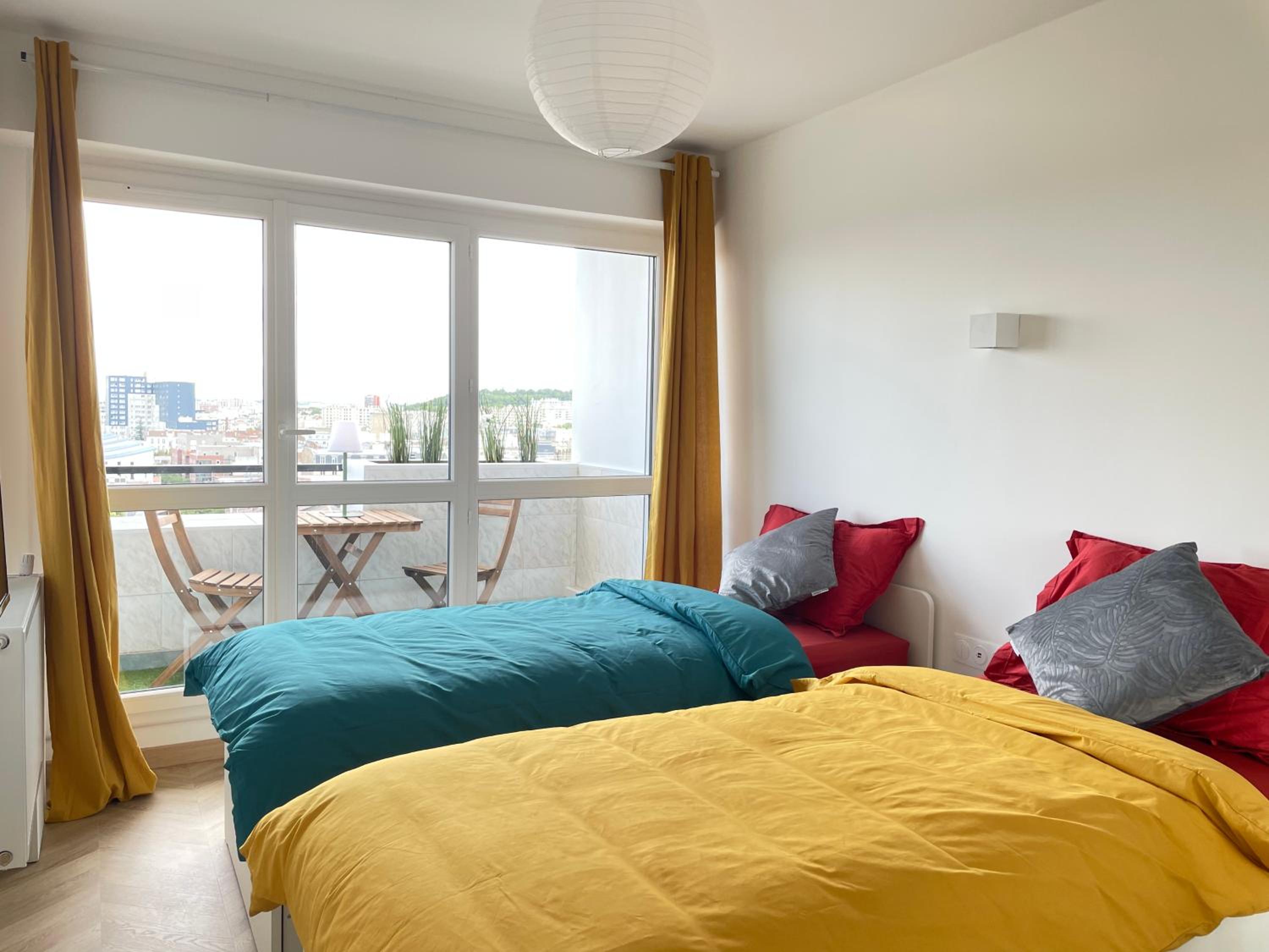PARIS PANTIN Magnifique Appartement 4 pièces de 108m2 avec 2 PARKING intérieur - très cosy pour 1 à 12 personnes - Entièrement refait à neuf ENTIRE APARTME