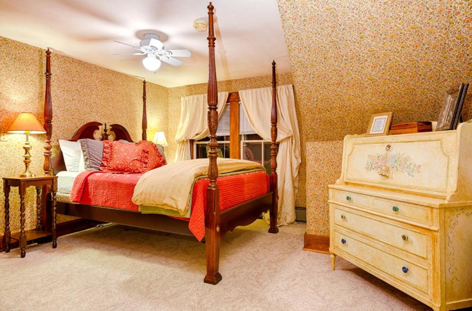 Follansbee Inn