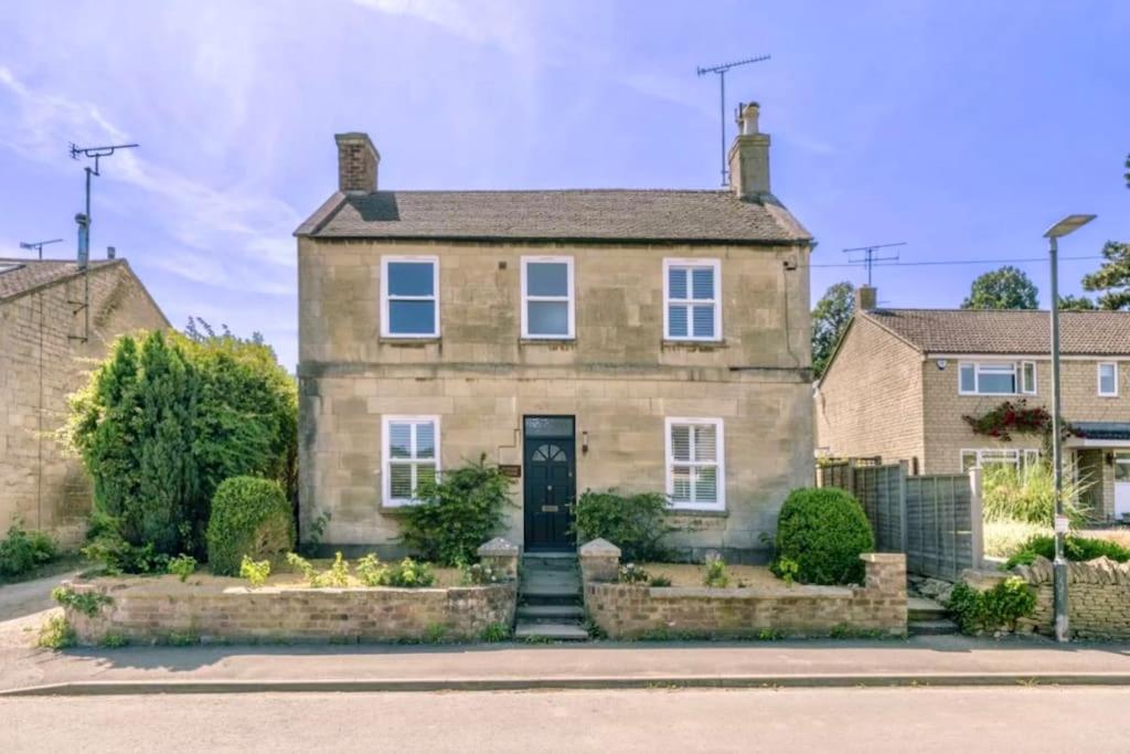 Hotel Luxury Cotswolds Cottage with Hot Tub - Image 1