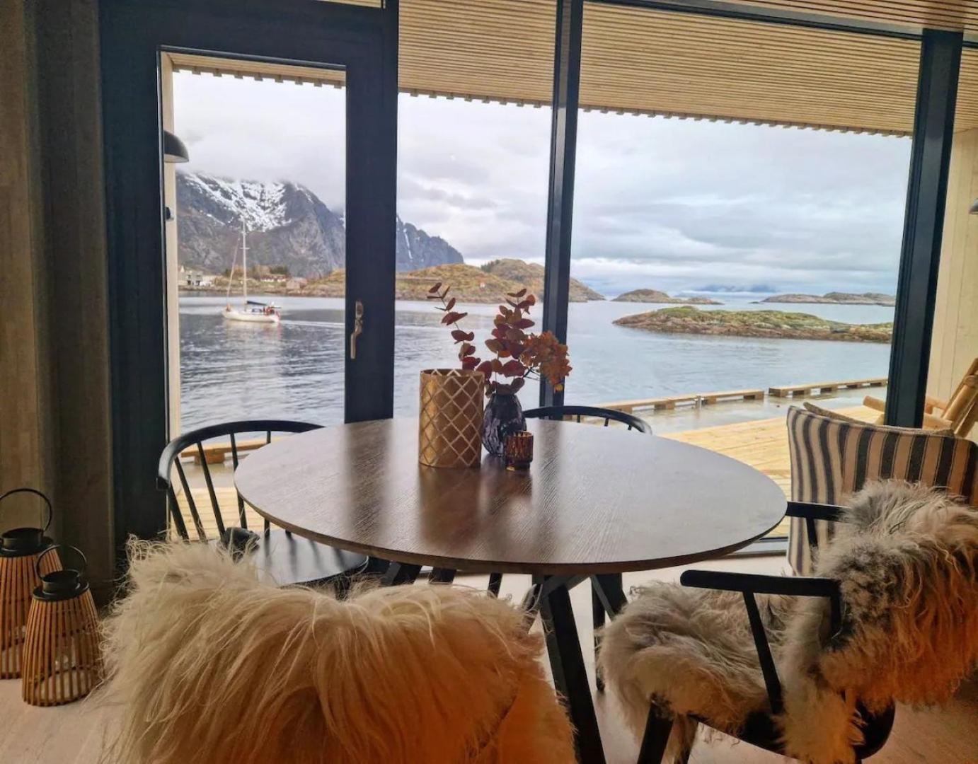 Seafront apartment Henningsvær