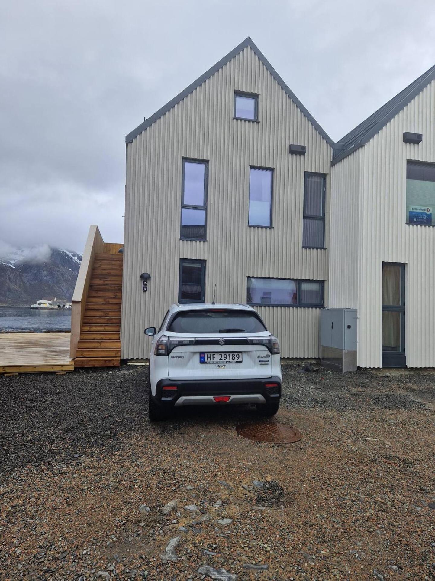 Seafront apartment Henningsvær