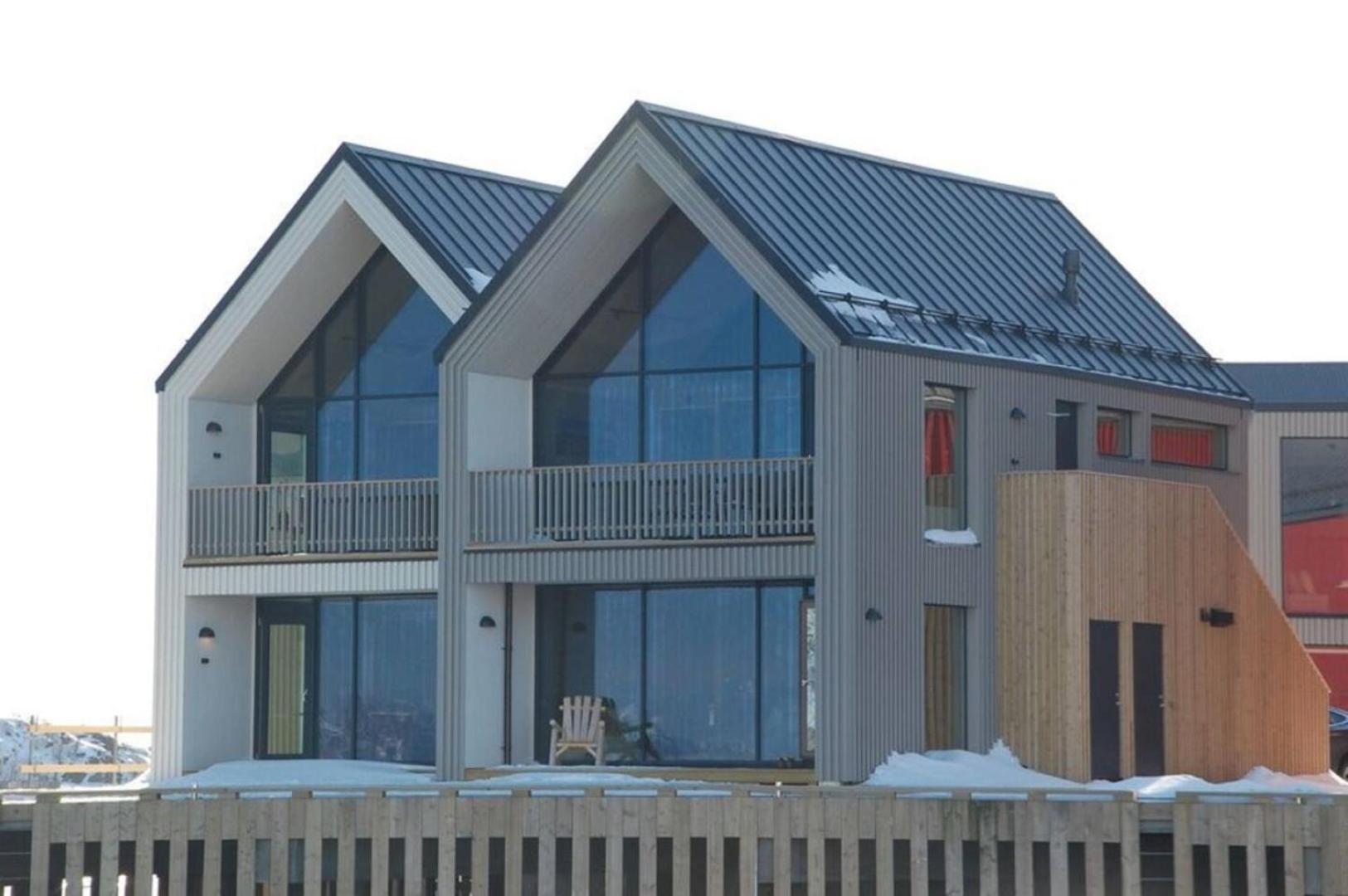 Seafront apartment Henningsvær