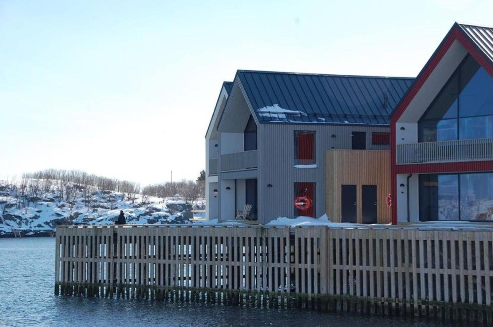 Seafront apartment Henningsvær