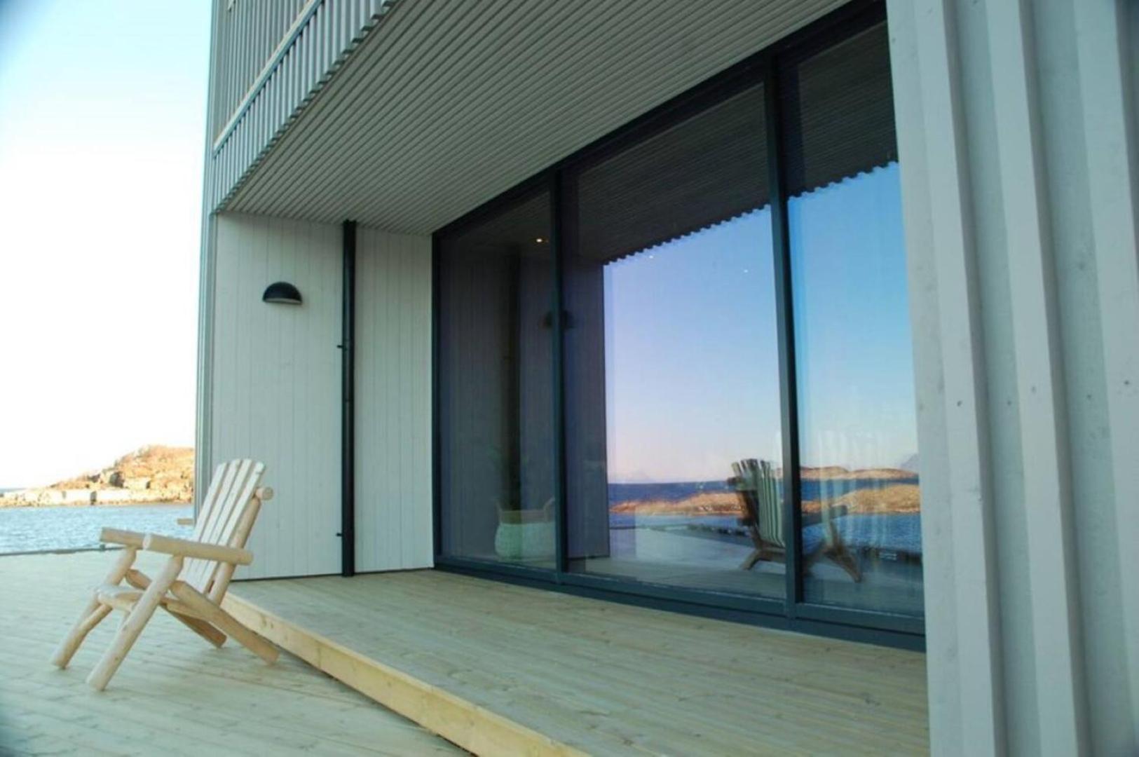 Seafront apartment Henningsvær