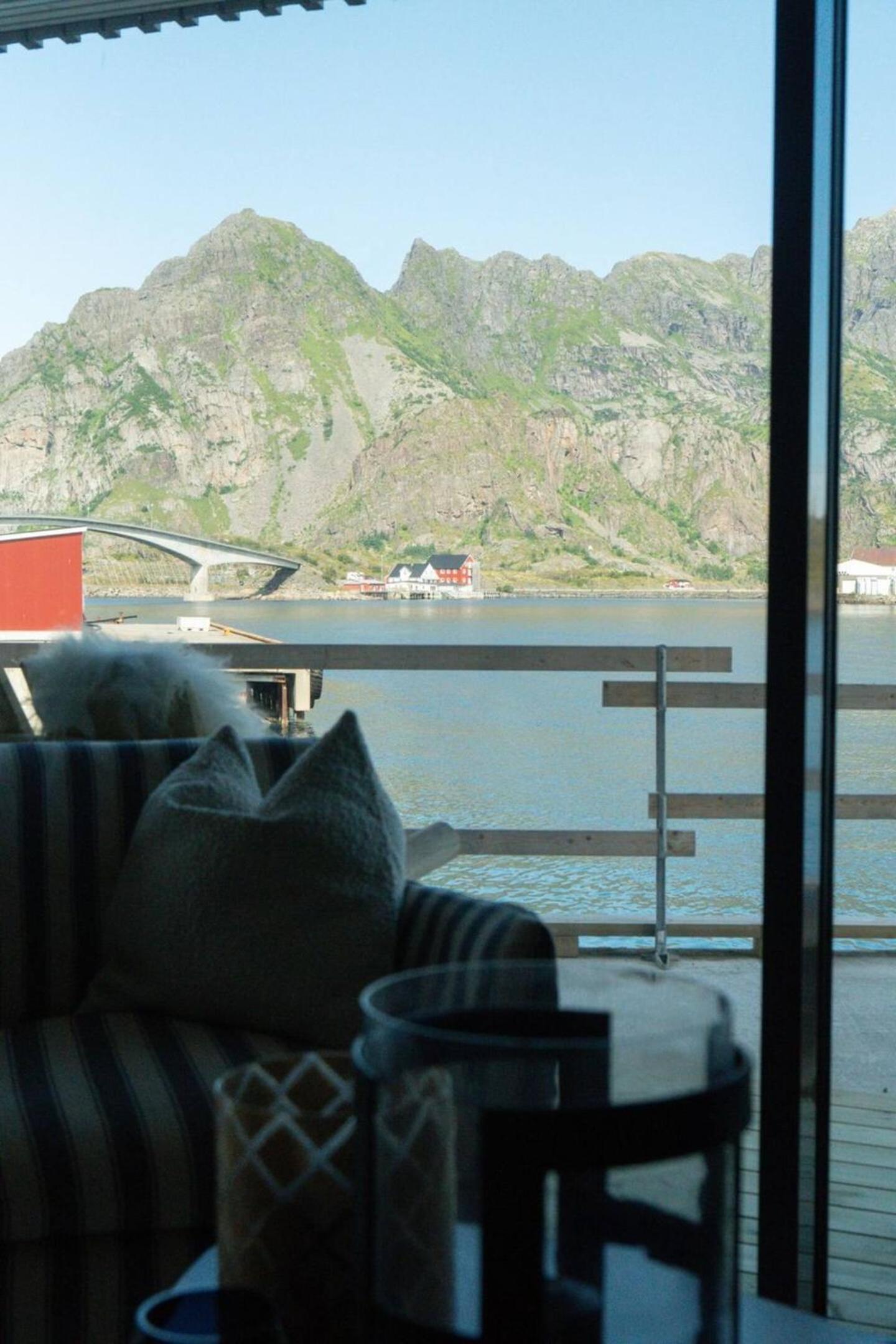 Seafront apartment Henningsvær