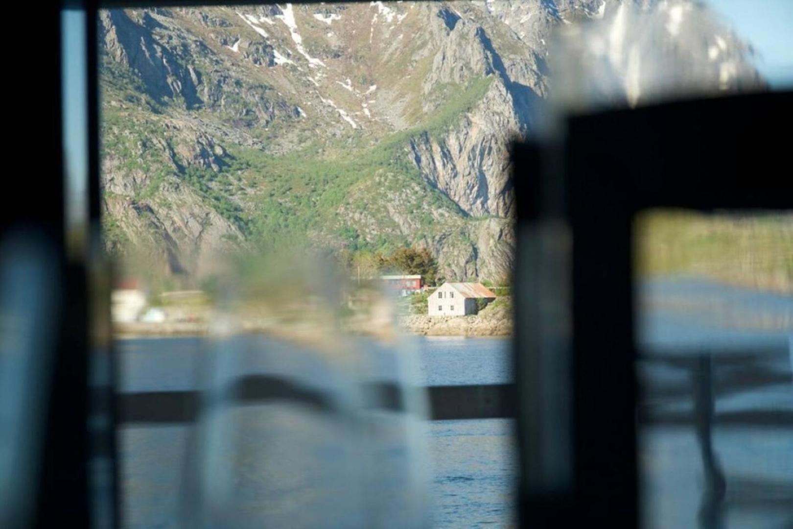 Seafront apartment Henningsvær