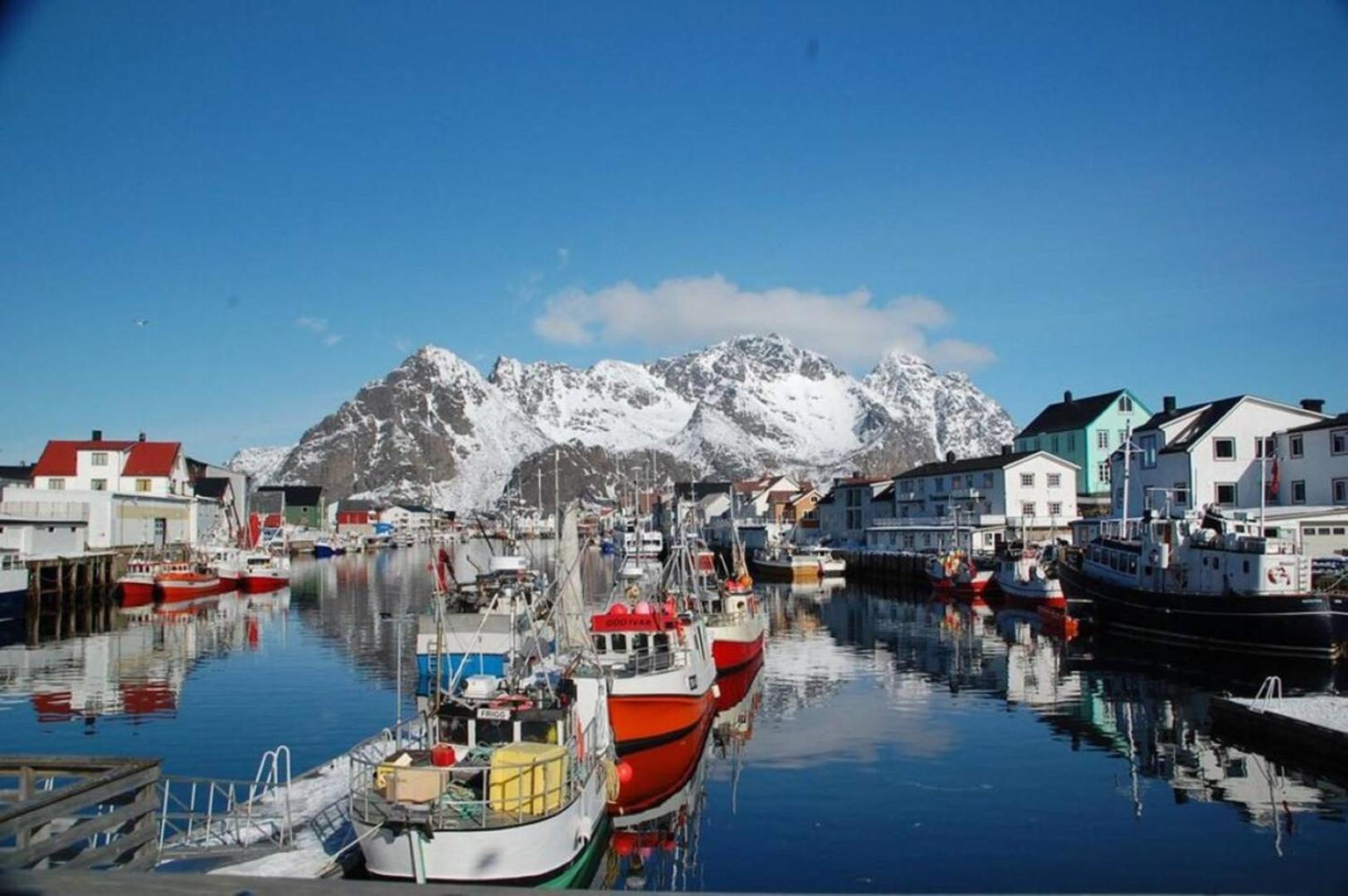 Seafront apartment Henningsvær
