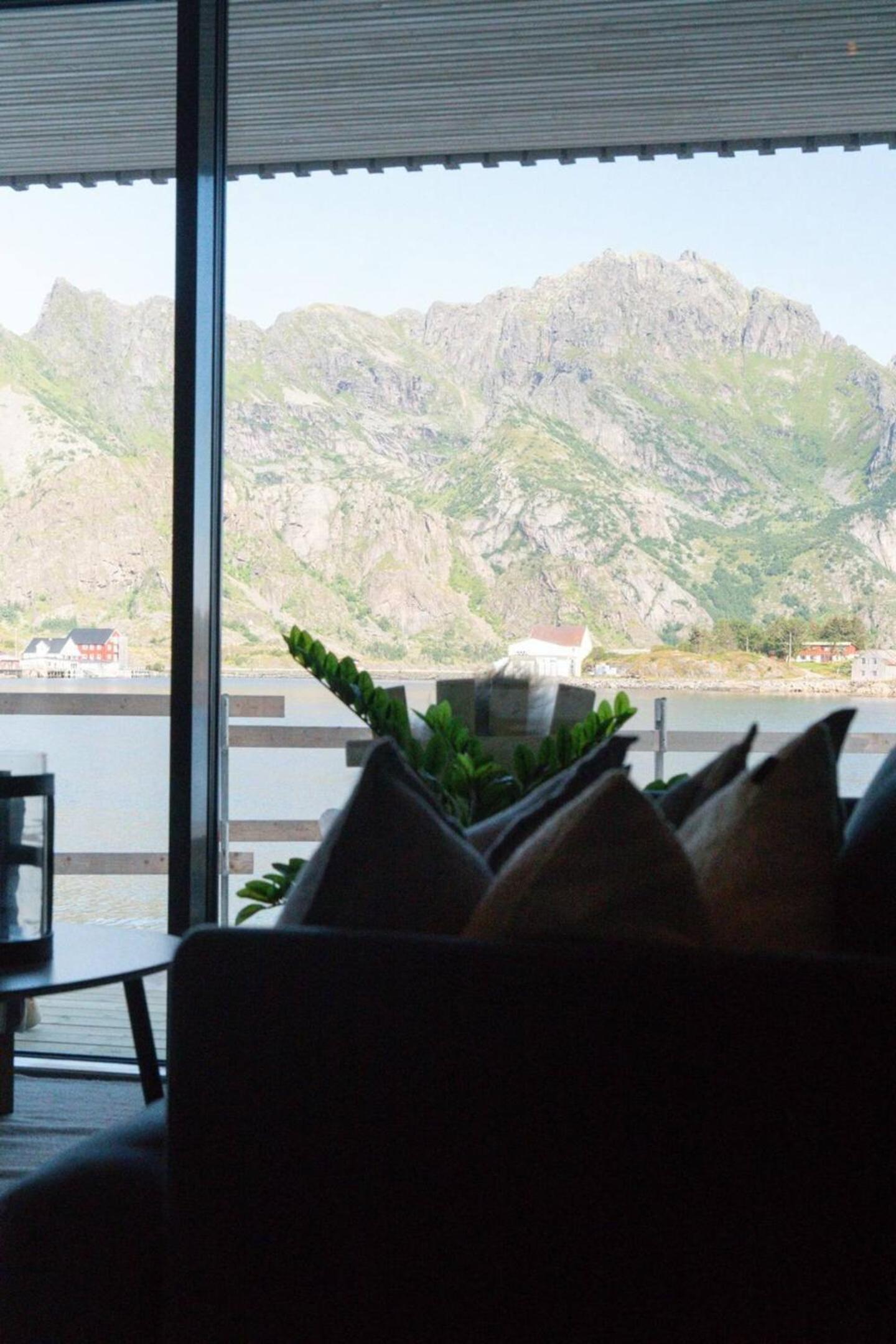 Seafront apartment Henningsvær
