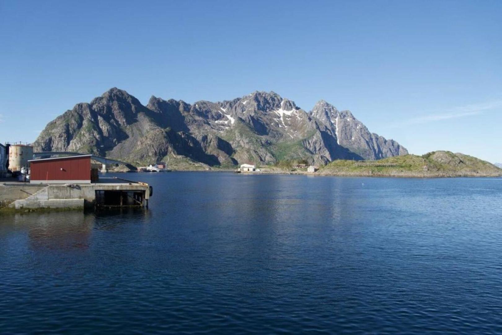 Seafront apartment Henningsvær