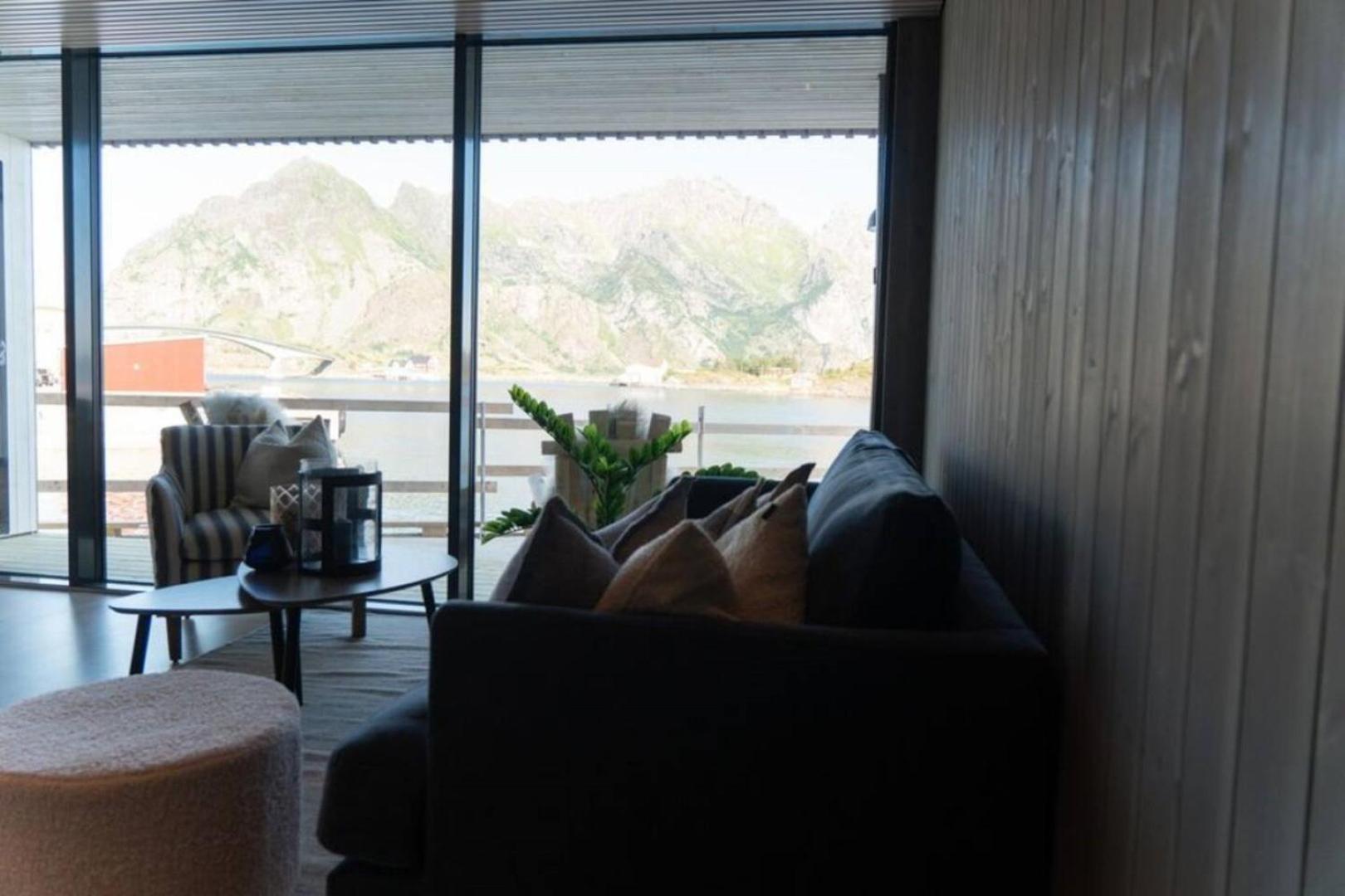 Seafront apartment Henningsvær