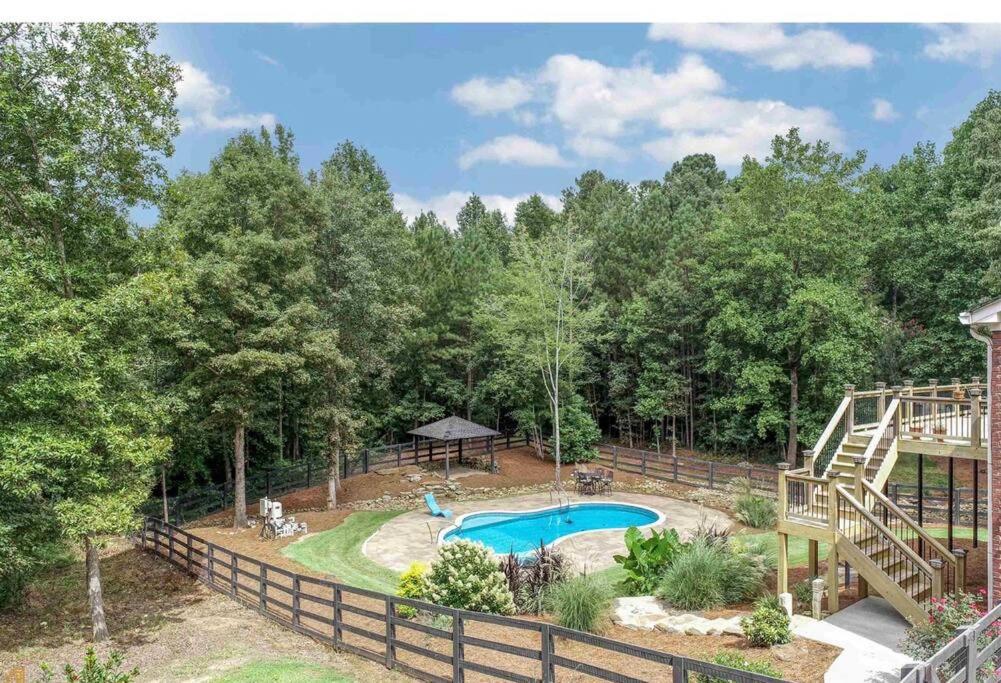 Lakeside Spacious Pool Retreat