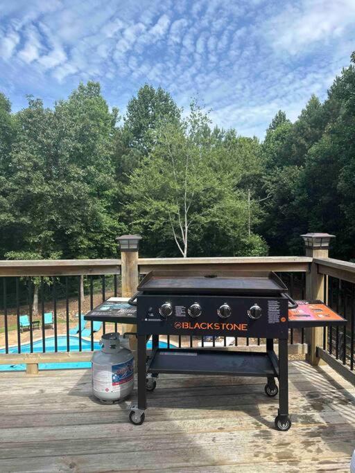 Lakeside Spacious Pool Retreat