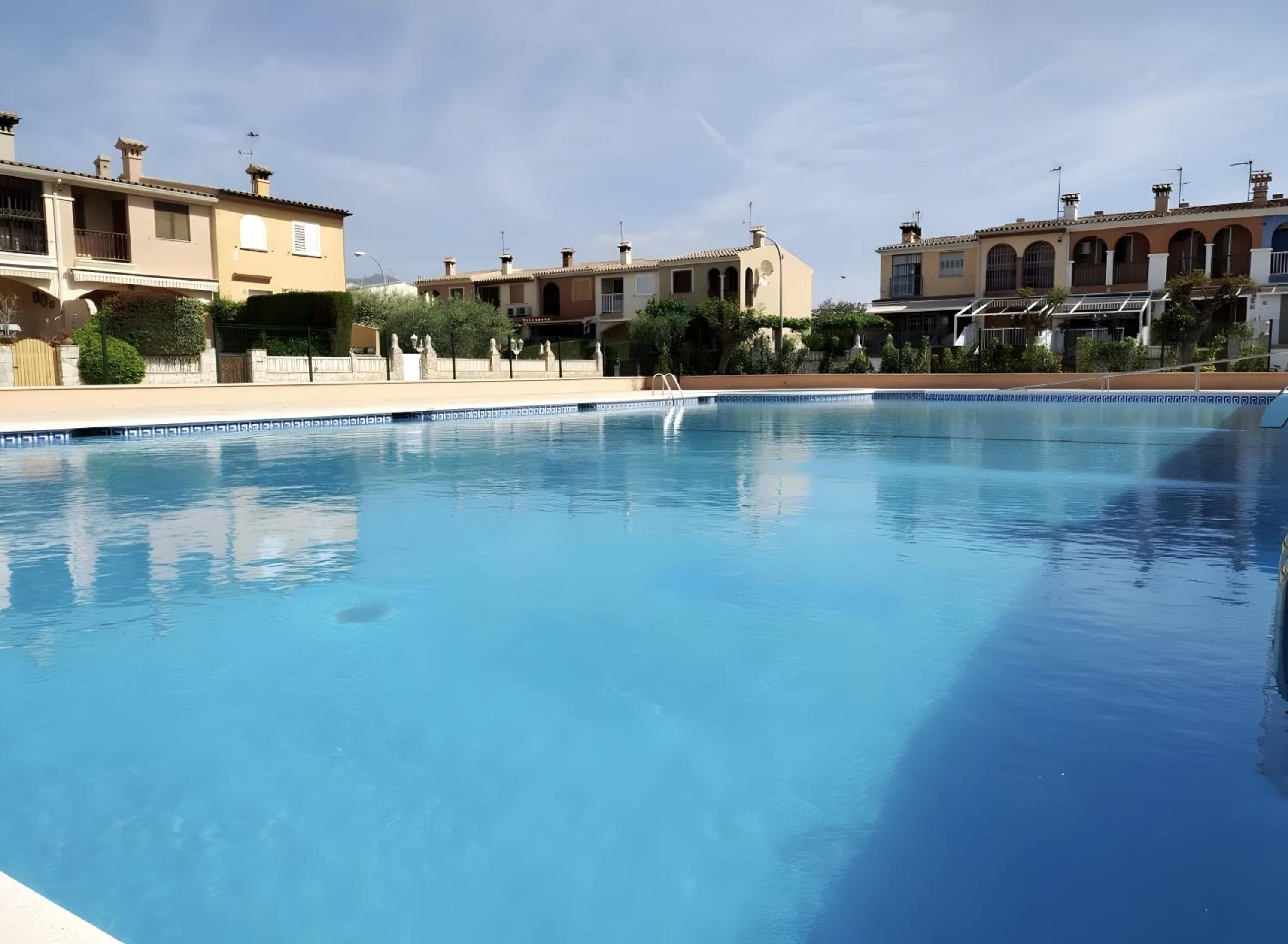 Adosado con piscina y parking