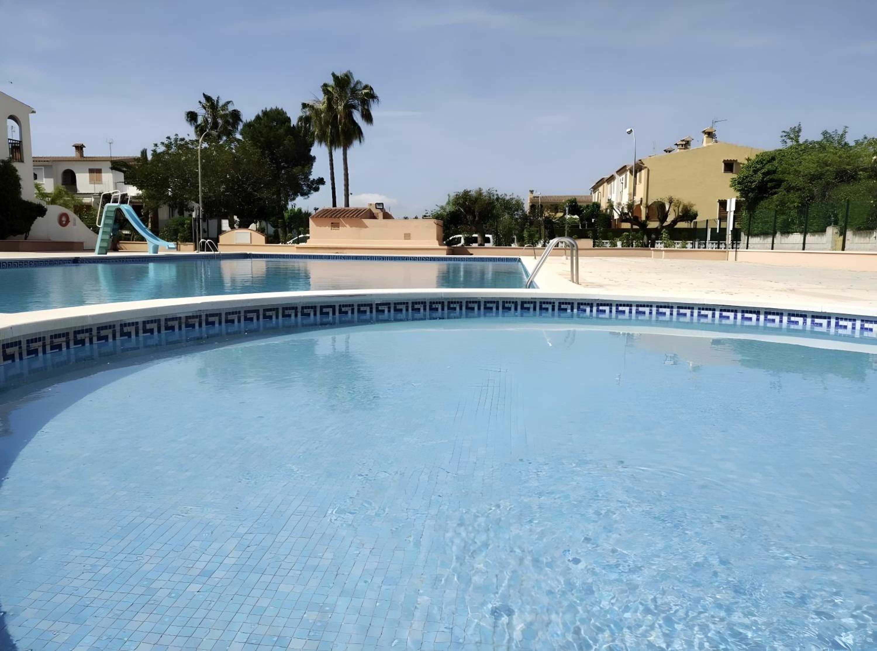 Adosado con piscina y parking