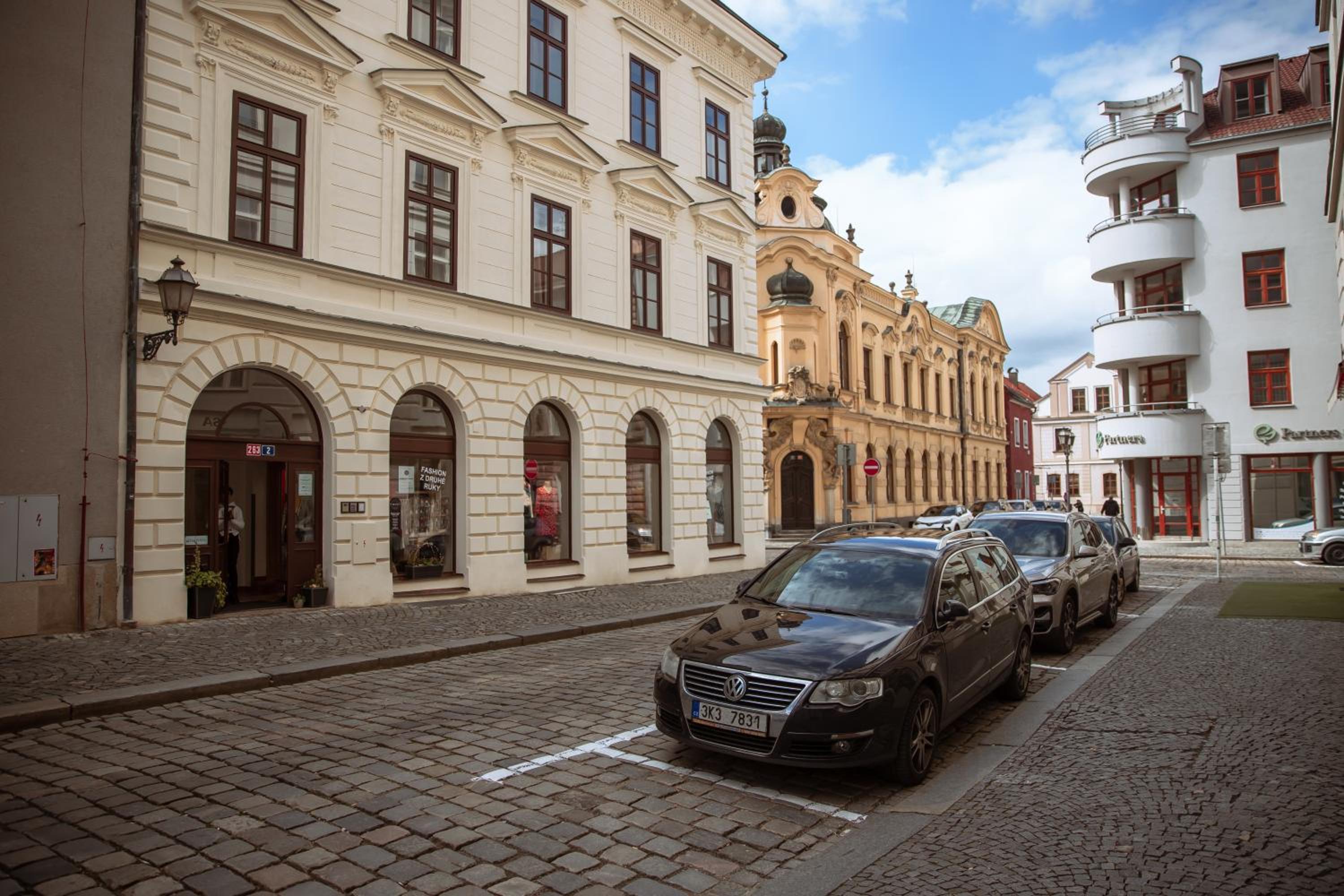 Moderní podkrovní byt 2KK u náměstí s klimatizací