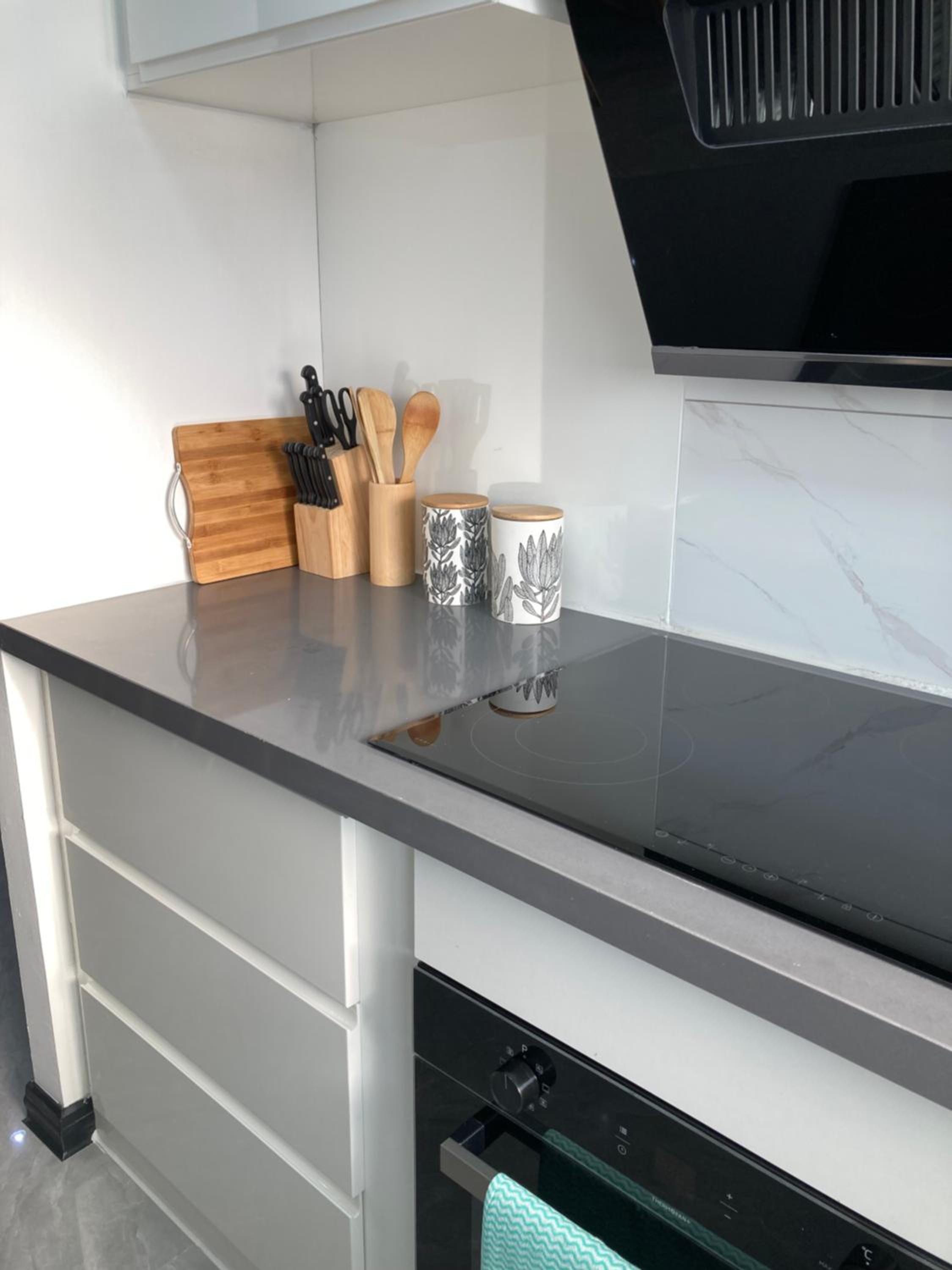 Urban Awe Apartment- Setlhoa