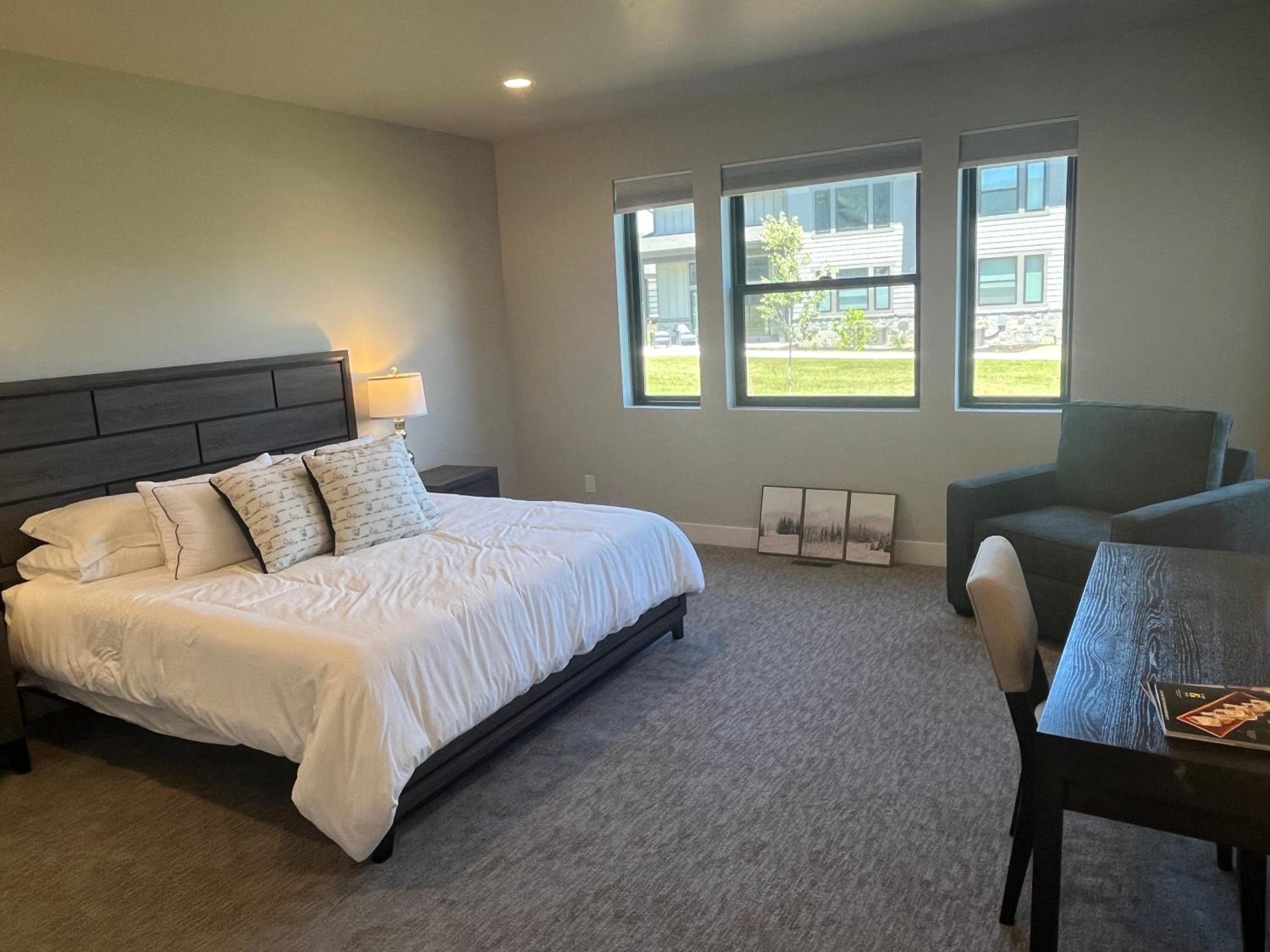 4 bd Ski Villa with Hot Tub and Bunk Room by lake!