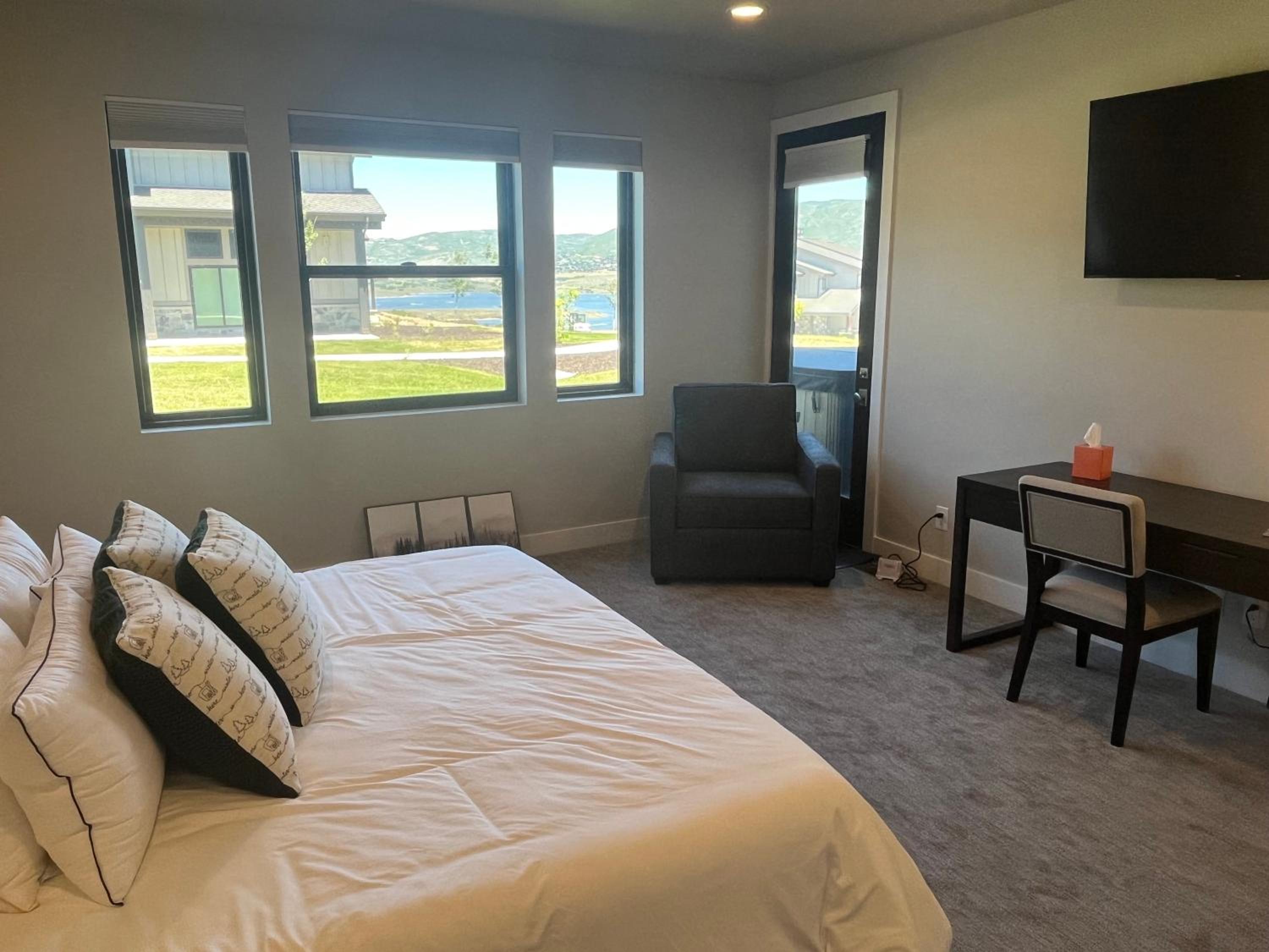 4 bd Ski Villa with Hot Tub and Bunk Room by lake!