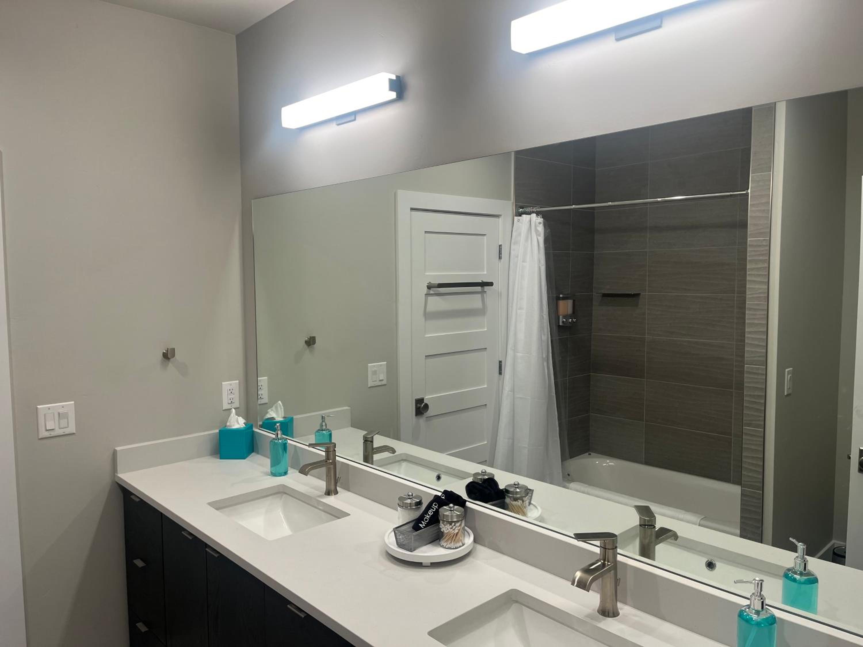 4 bd Ski Villa with Hot Tub and Bunk Room by lake!