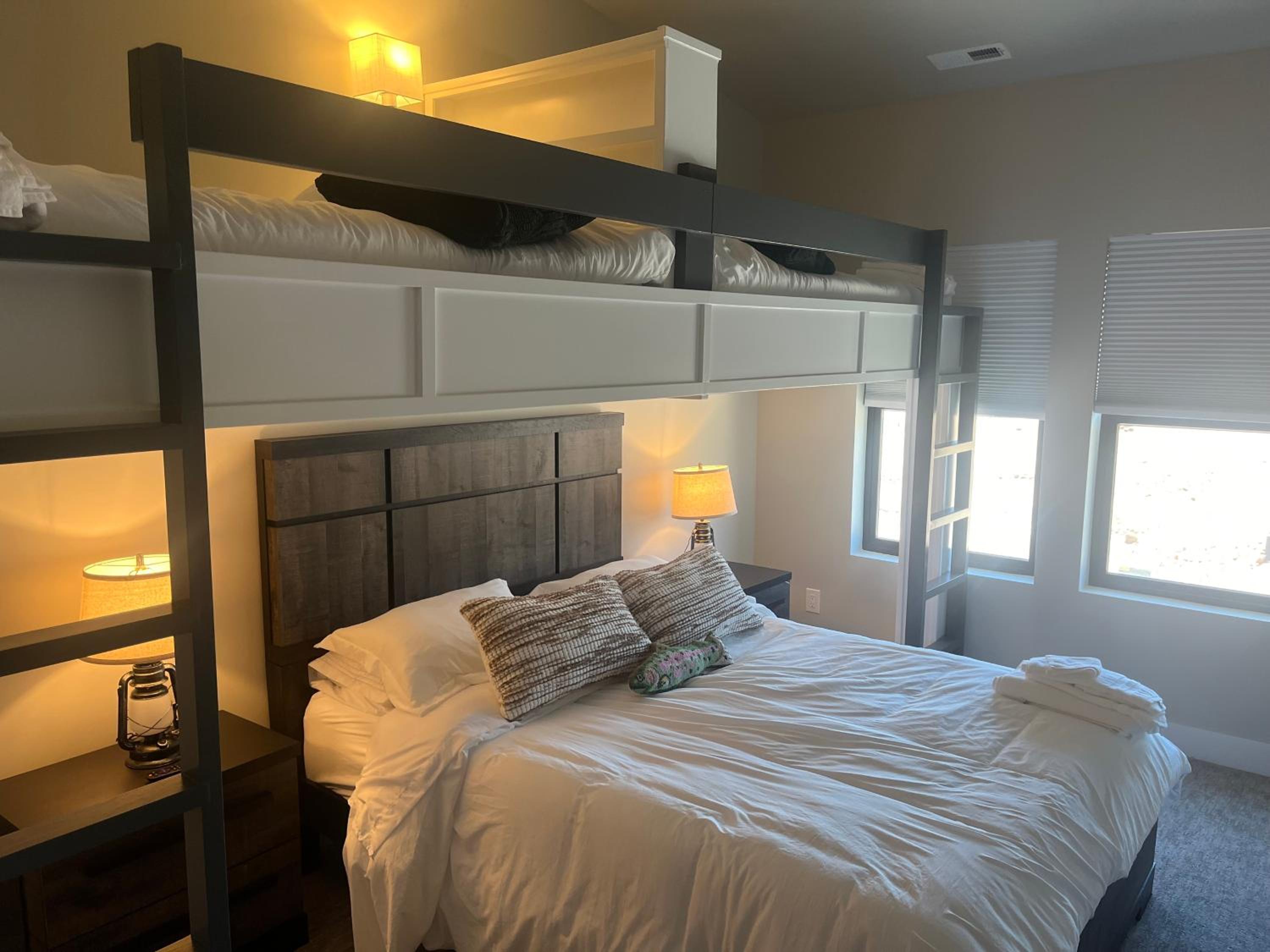 4 bd Ski Villa with Hot Tub and Bunk Room by lake!