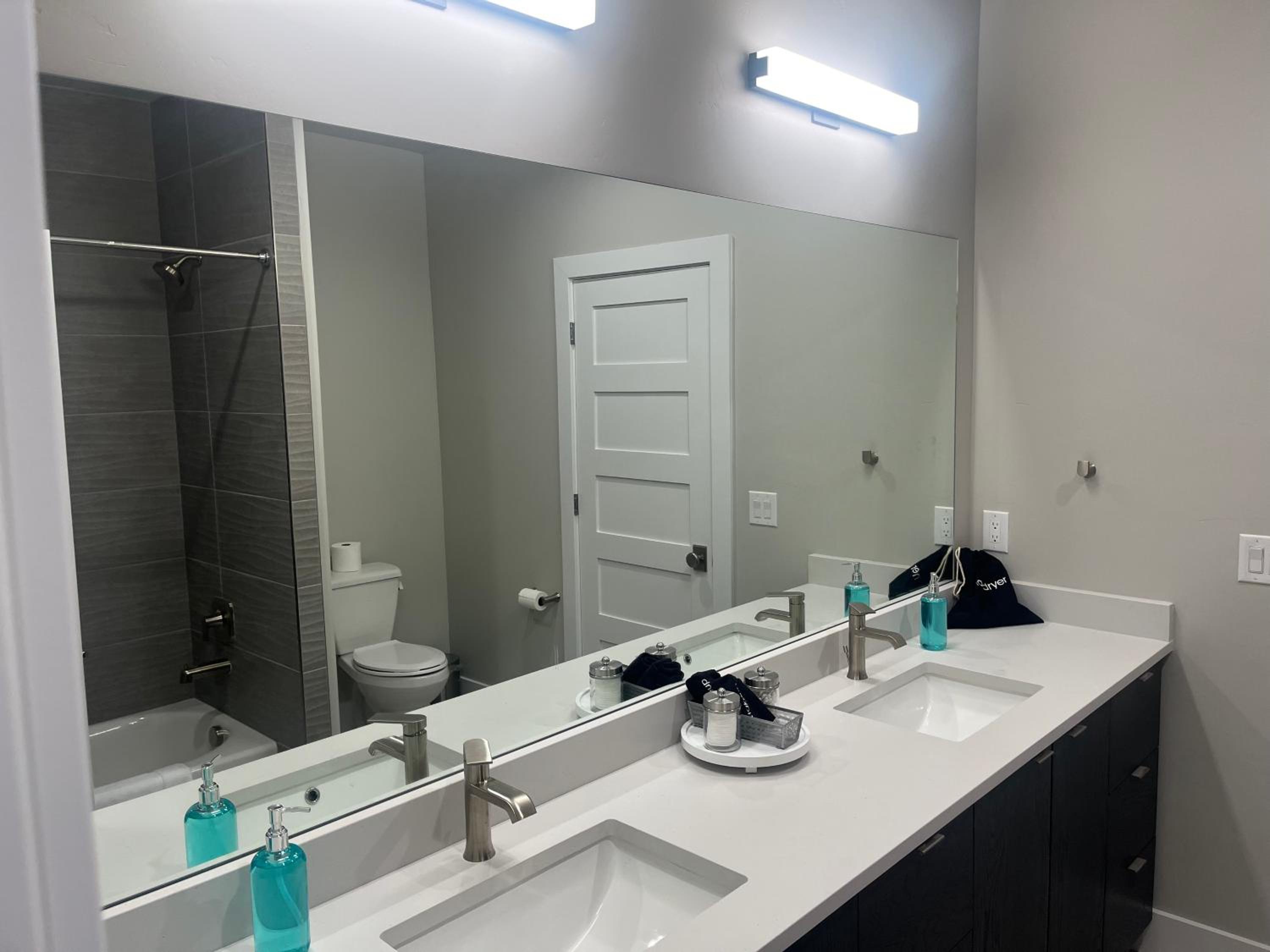 4 bd Ski Villa with Hot Tub and Bunk Room by lake!